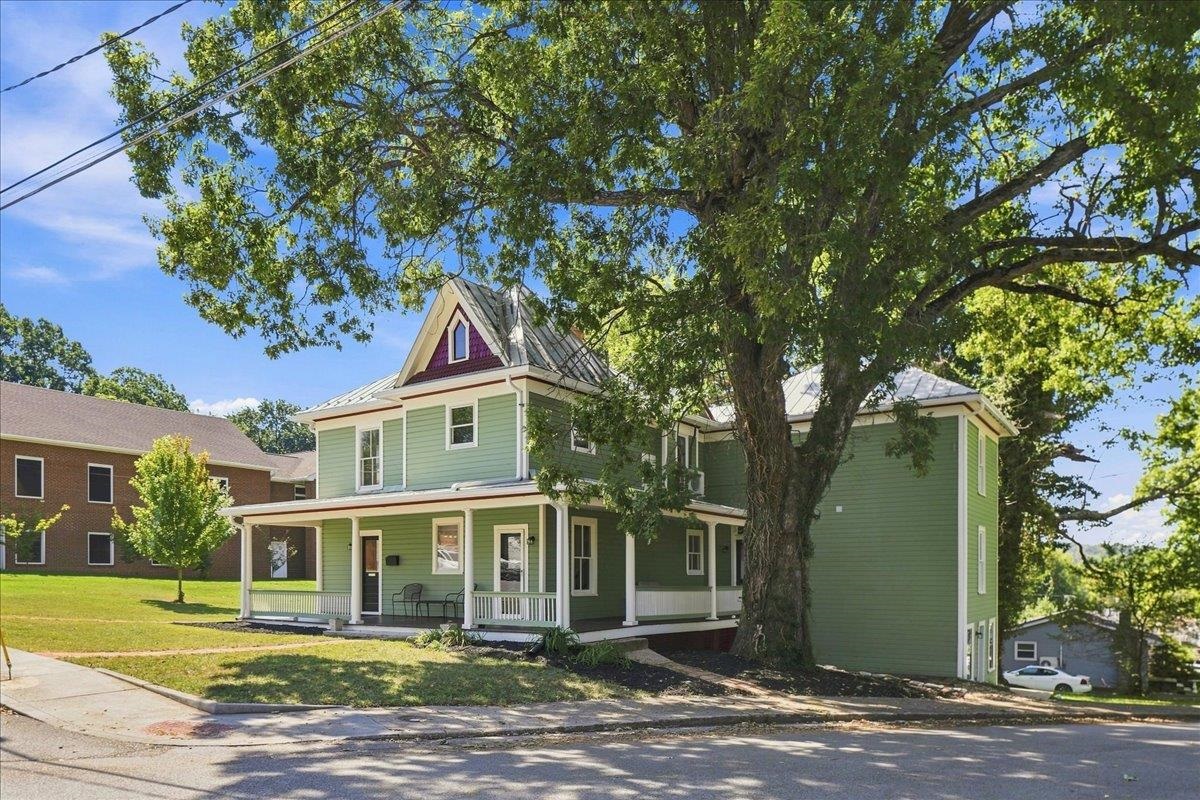 944 SUDBURY ST, STAUNTON, Virginia 24401, 4 Bedrooms Bedrooms, ,3 BathroomsBathrooms,Residential,From downtown on Beverly, left on Montgomery Ave. ,944 SUDBURY ST,681617 MLS # 681617 944 SUDBURY ST, STAUNTON, Virginia 24401, 4 Bedrooms Bedrooms, ,3 BathroomsBathrooms,Residential,From downtown on Beverly, left on Montgomery Ave. ,944 SUDBURY ST,681617 MLS # 681617
