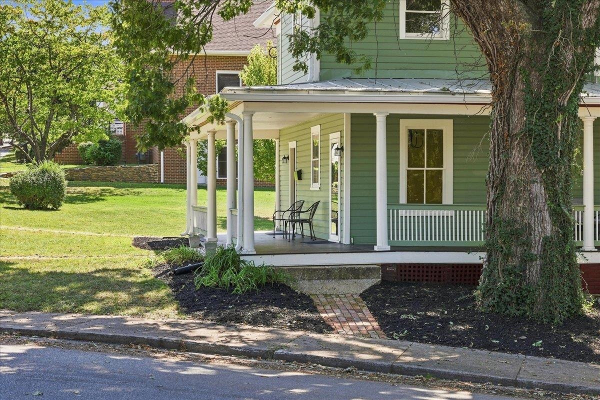 944 SUDBURY ST, STAUNTON, Virginia 24401, 4 Bedrooms Bedrooms, ,3 BathroomsBathrooms,Residential,From downtown on Beverly, left on Montgomery Ave. ,944 SUDBURY ST,681617 MLS # 681617 944 SUDBURY ST, STAUNTON, Virginia 24401, 4 Bedrooms Bedrooms, ,3 BathroomsBathrooms,Residential,From downtown on Beverly, left on Montgomery Ave. ,944 SUDBURY ST,681617 MLS # 681617