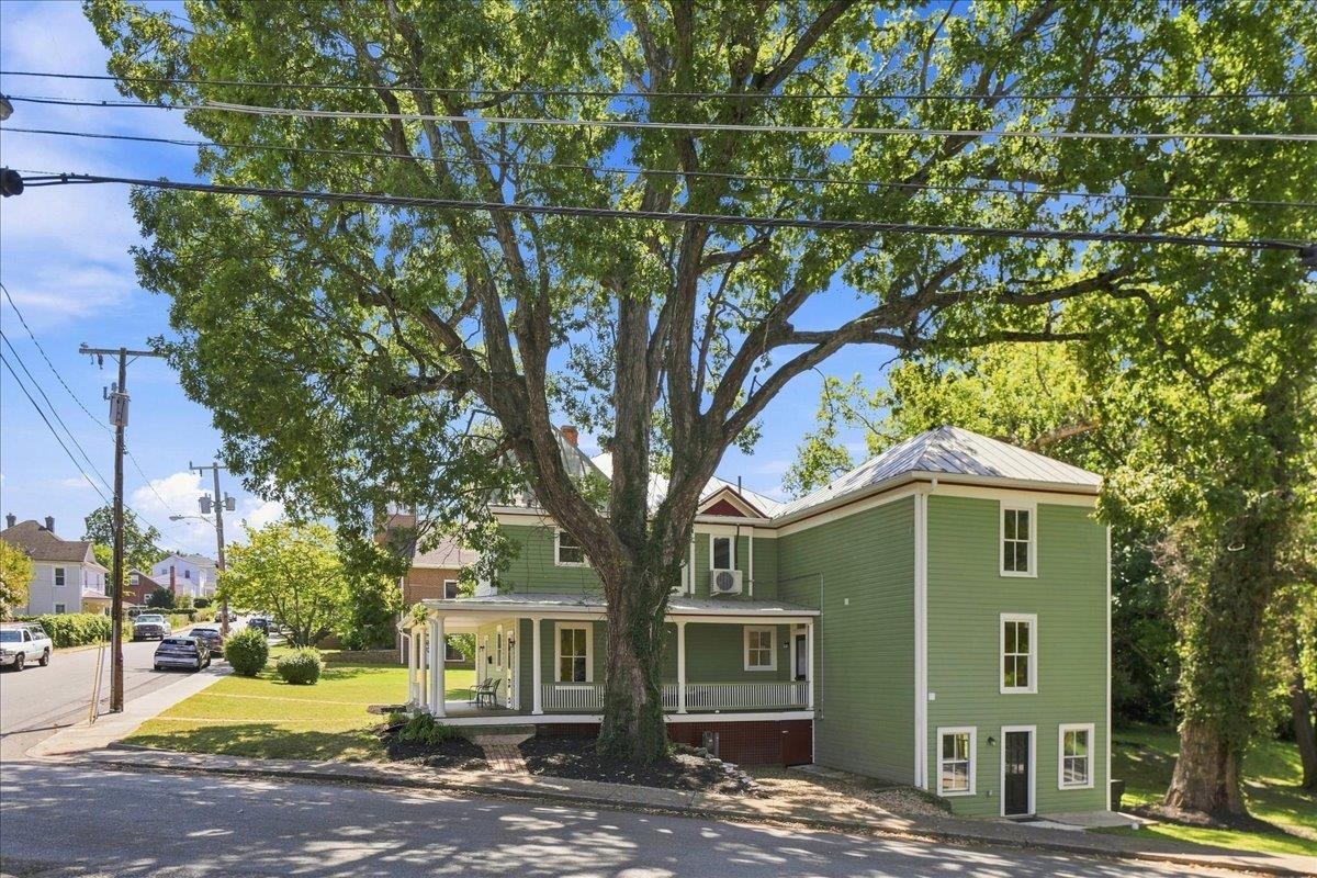 944 SUDBURY ST, STAUNTON, Virginia 24401, 4 Bedrooms Bedrooms, ,3 BathroomsBathrooms,Residential,From downtown on Beverly, left on Montgomery Ave. ,944 SUDBURY ST,681617 MLS # 681617 944 SUDBURY ST, STAUNTON, Virginia 24401, 4 Bedrooms Bedrooms, ,3 BathroomsBathrooms,Residential,From downtown on Beverly, left on Montgomery Ave. ,944 SUDBURY ST,681617 MLS # 681617