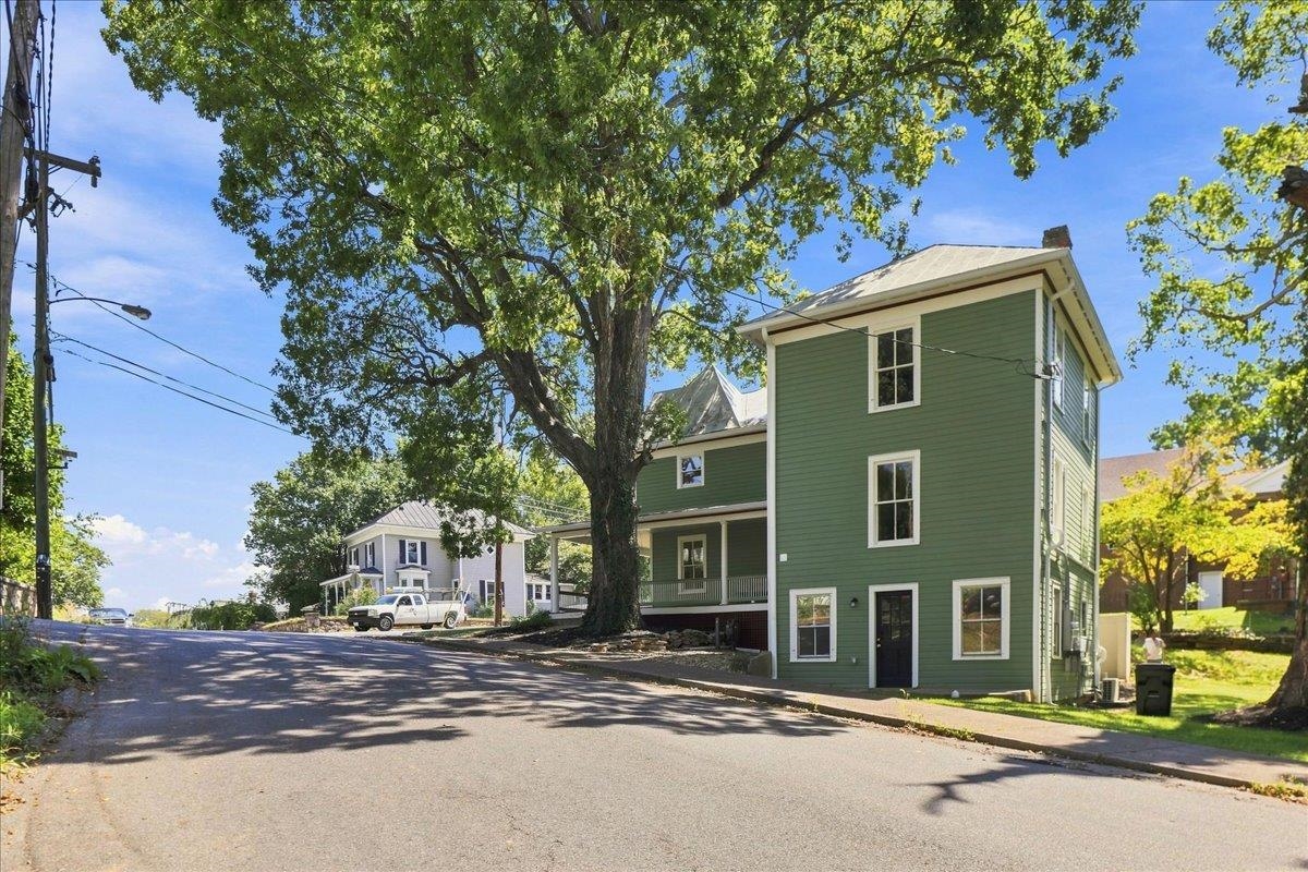 944 SUDBURY ST, STAUNTON, Virginia 24401, 4 Bedrooms Bedrooms, ,3 BathroomsBathrooms,Residential,From downtown on Beverly, left on Montgomery Ave. ,944 SUDBURY ST,681617 MLS # 681617 944 SUDBURY ST, STAUNTON, Virginia 24401, 4 Bedrooms Bedrooms, ,3 BathroomsBathrooms,Residential,From downtown on Beverly, left on Montgomery Ave. ,944 SUDBURY ST,681617 MLS # 681617