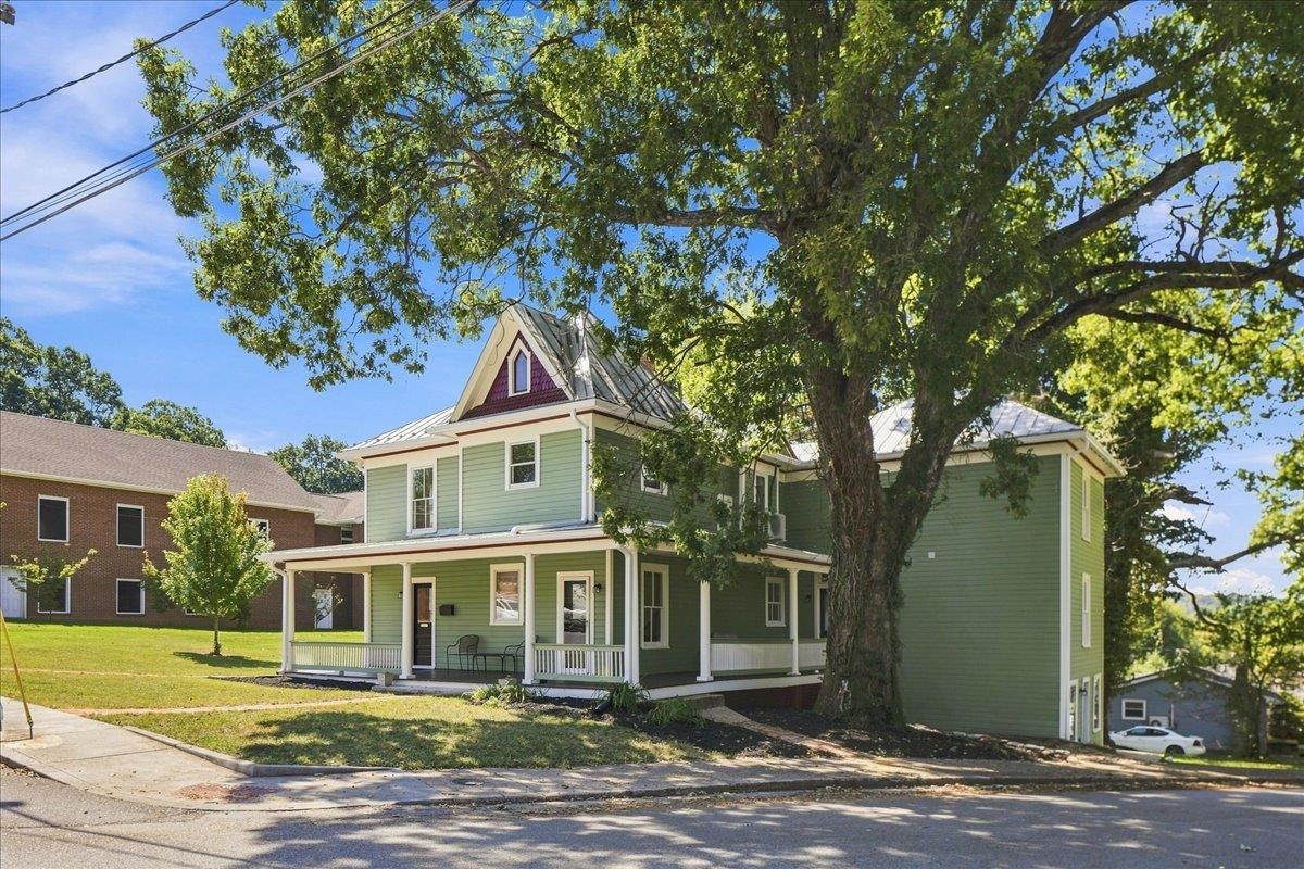 944 SUDBURY ST, STAUNTON, Virginia 24401, 4 Bedrooms Bedrooms, ,3 BathroomsBathrooms,Residential,From downtown on Beverly, left on Montgomery Ave. ,944 SUDBURY ST,681617 MLS # 681617 944 SUDBURY ST, STAUNTON, Virginia 24401, 4 Bedrooms Bedrooms, ,3 BathroomsBathrooms,Residential,From downtown on Beverly, left on Montgomery Ave. ,944 SUDBURY ST,681617 MLS # 681617