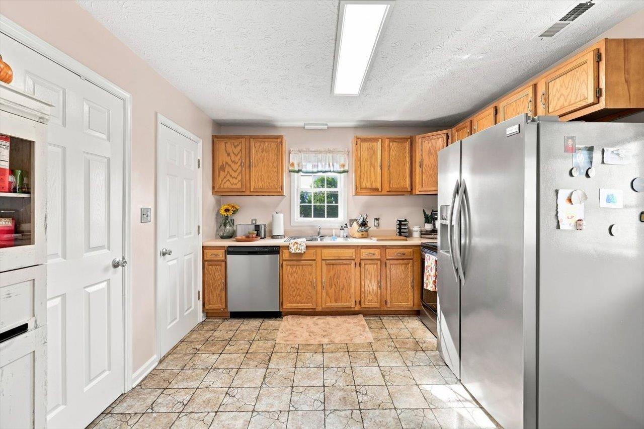 924 SHERWOOD AVE, WAYNESBORO, Virginia 22980, 3 Bedrooms Bedrooms, ,2 BathroomsBathrooms,Residential,924 SHERWOOD AVE,681633 MLS # 681633