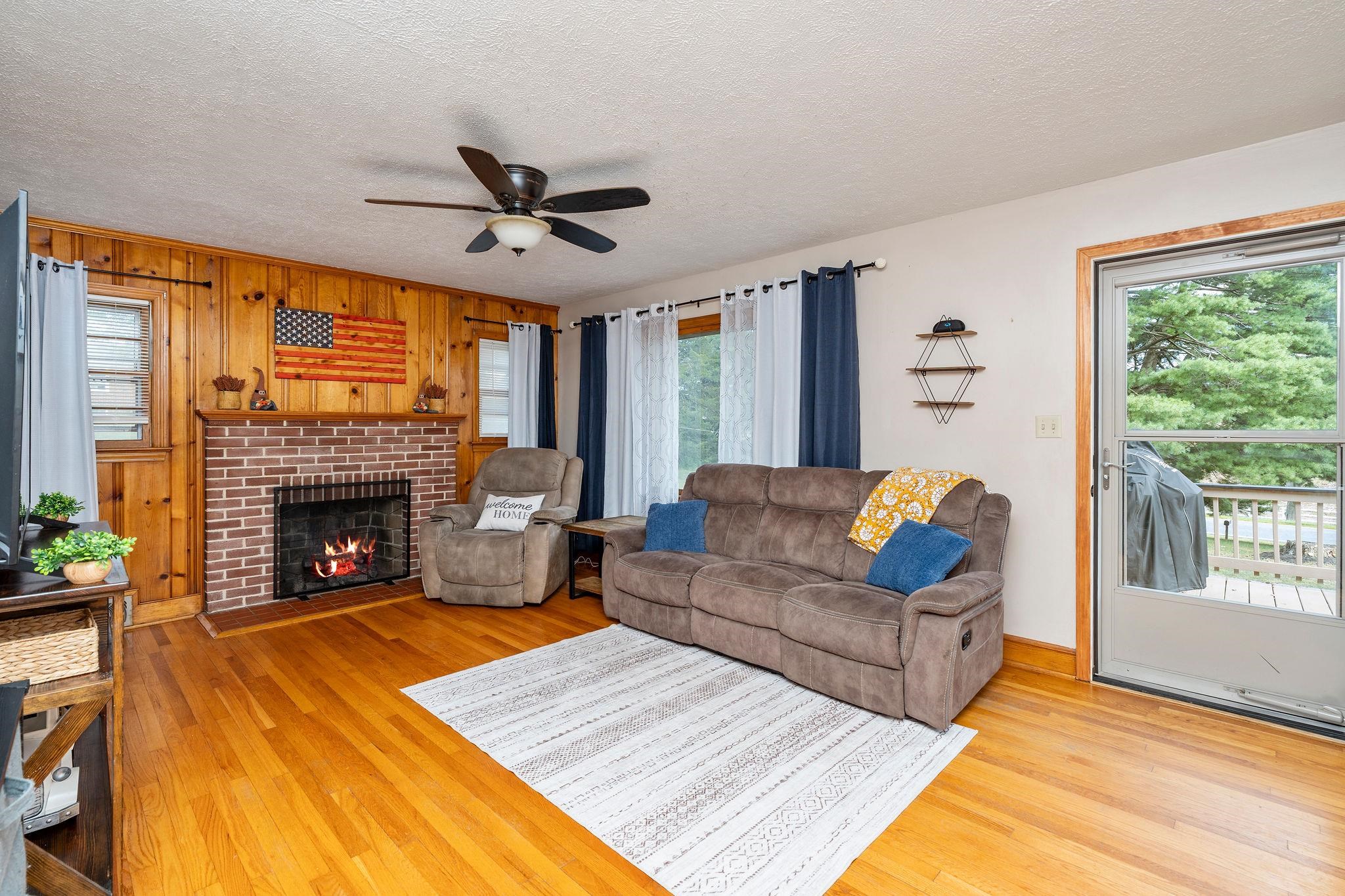 7827 N LEE HWY, RAPHINE, Virginia 24472, 2 Bedrooms Bedrooms, ,1 BathroomBathrooms,Residential,7827 N LEE HWY,681649 MLS # 681649 7827 N LEE HWY, RAPHINE, Virginia 24472, 2 Bedrooms Bedrooms, ,1 BathroomBathrooms,Residential,7827 N LEE HWY,681649 MLS # 681649