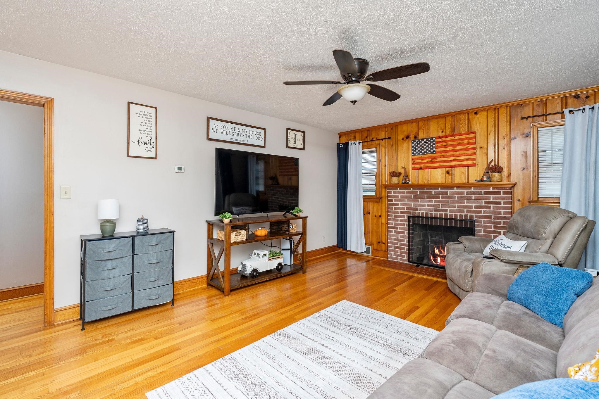 7827 N LEE HWY, RAPHINE, Virginia 24472, 2 Bedrooms Bedrooms, ,1 BathroomBathrooms,Residential,7827 N LEE HWY,681649 MLS # 681649 7827 N LEE HWY, RAPHINE, Virginia 24472, 2 Bedrooms Bedrooms, ,1 BathroomBathrooms,Residential,7827 N LEE HWY,681649 MLS # 681649