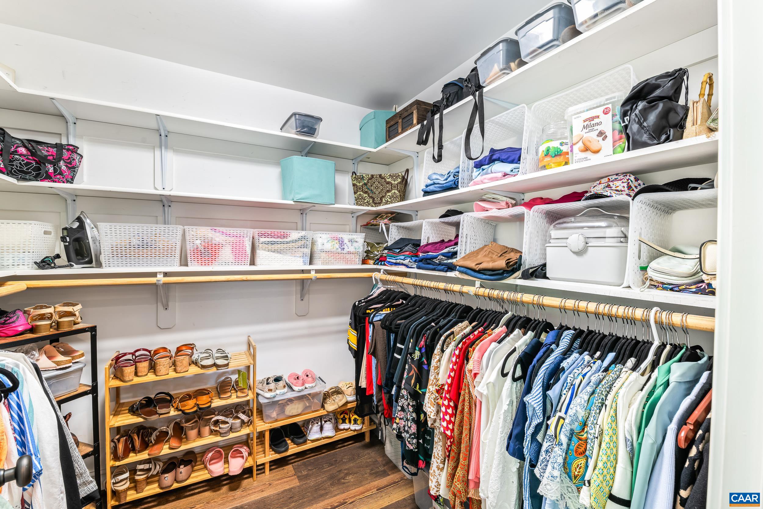 Walk-in Closet Walk-in Closet