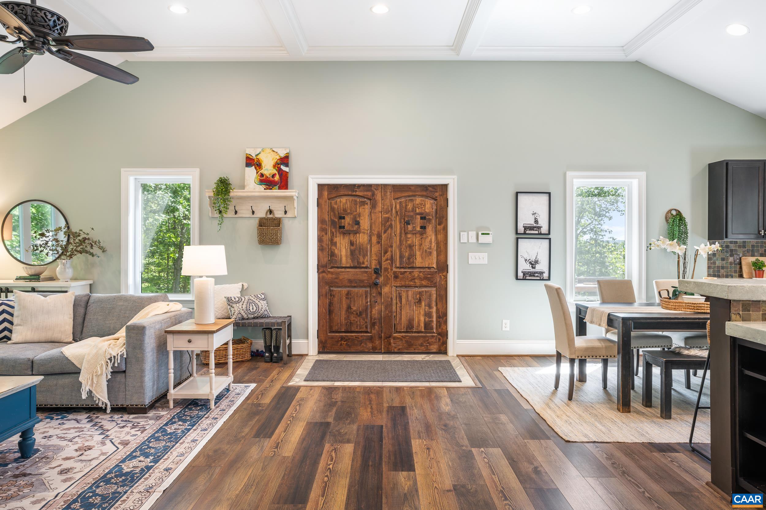 Spacious with 12-Foot ceiling and large windows Spacious with 12-Foot ceiling and large windows