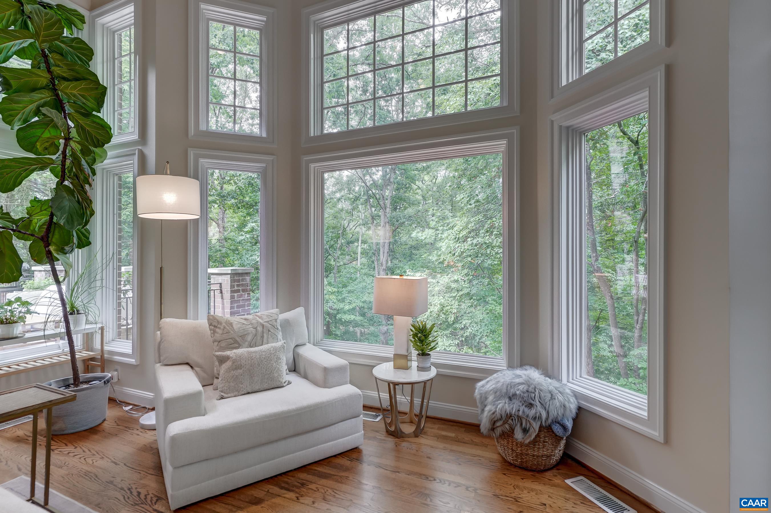 Cozy sitting area. Cozy sitting area.