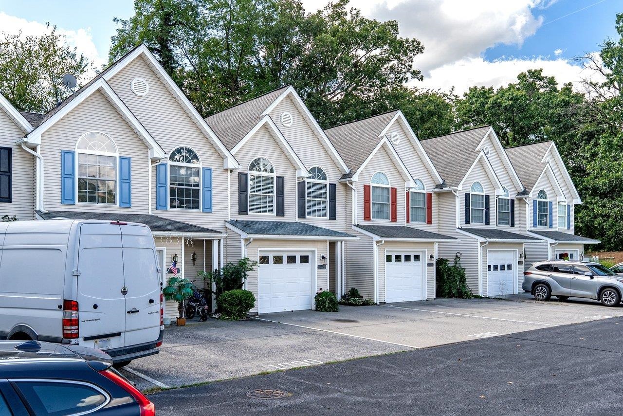1092 OAKDALE CT, ROCKINGHAM, Virginia 22801, 3 Bedrooms Bedrooms, ,2 BathroomsBathrooms,Residential,1092 OAKDALE CT,681812 MLS # 681812