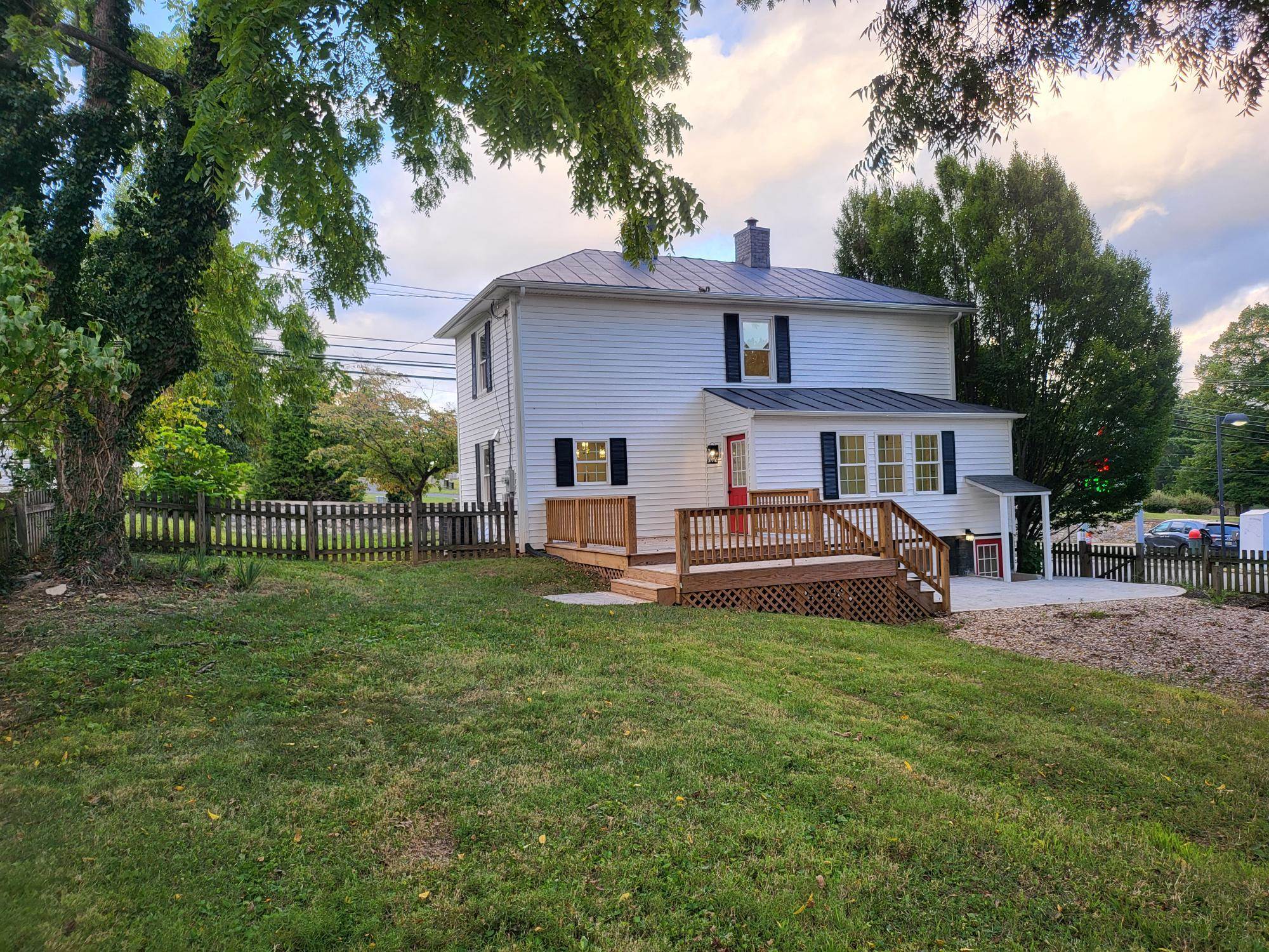 1202 W BEVERLEY ST, STAUNTON, Virginia 24401, 3 Bedrooms Bedrooms, ,2 BathroomsBathrooms,Residential,1202 W BEVERLEY ST,681830 MLS # 681830 1202 W BEVERLEY ST, STAUNTON, Virginia 24401, 3 Bedrooms Bedrooms, ,2 BathroomsBathrooms,Residential,1202 W BEVERLEY ST,681830 MLS # 681830