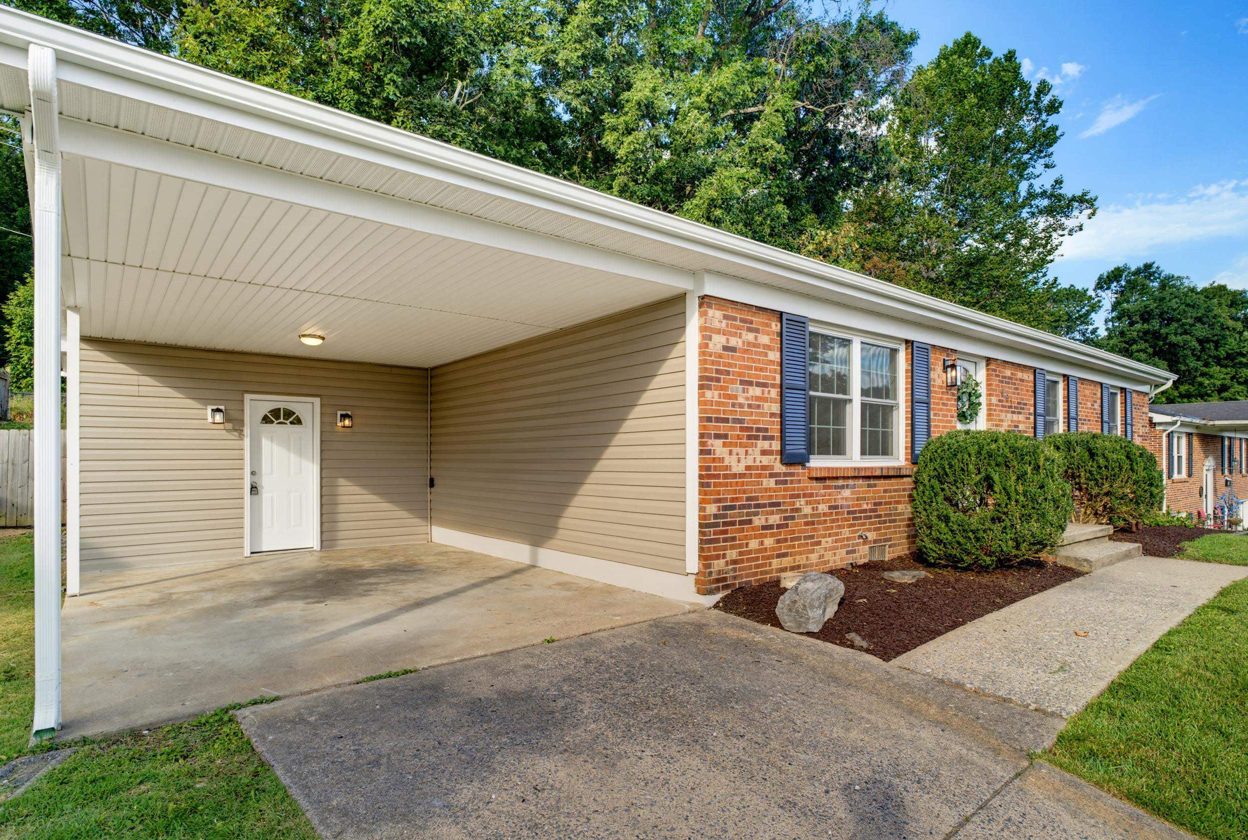 661 GLORIA PL, STAUNTON, Virginia 24401, 4 Bedrooms Bedrooms, ,2 BathroomsBathrooms,Residential,661 GLORIA PL,681848 MLS # 681848
