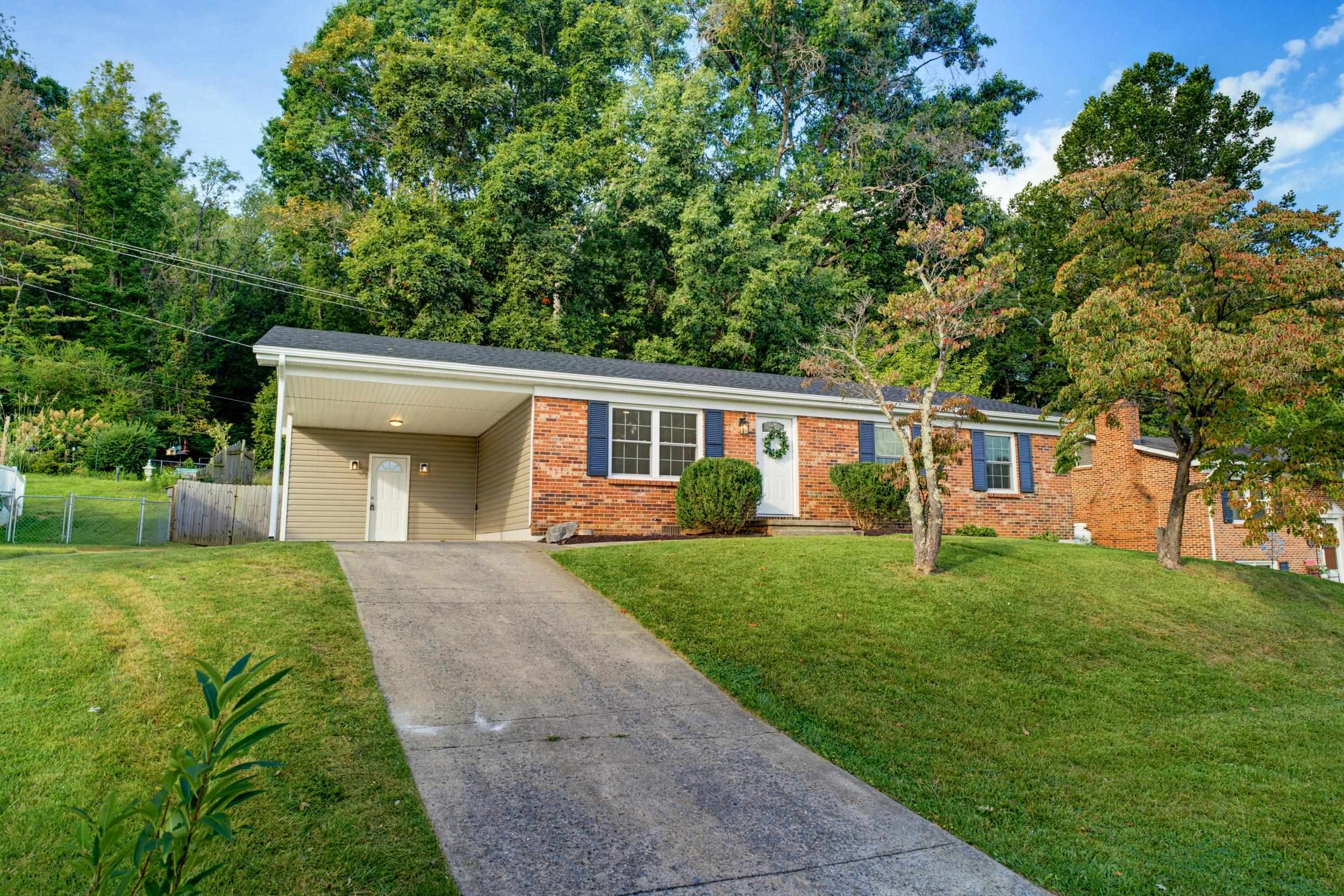 661 GLORIA PL, STAUNTON, Virginia 24401, 4 Bedrooms Bedrooms, ,2 BathroomsBathrooms,Residential,661 GLORIA PL,681848 MLS # 681848