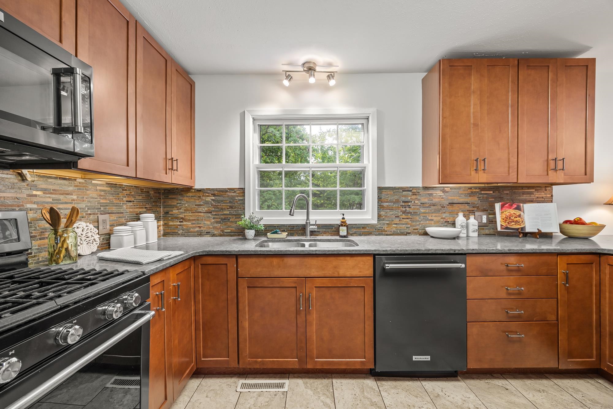 426 WINDEMERE DR, STAUNTON, Virginia 24401, 4 Bedrooms Bedrooms, ,2 BathroomsBathrooms,Residential,426 WINDEMERE DR,681879 MLS # 681879
