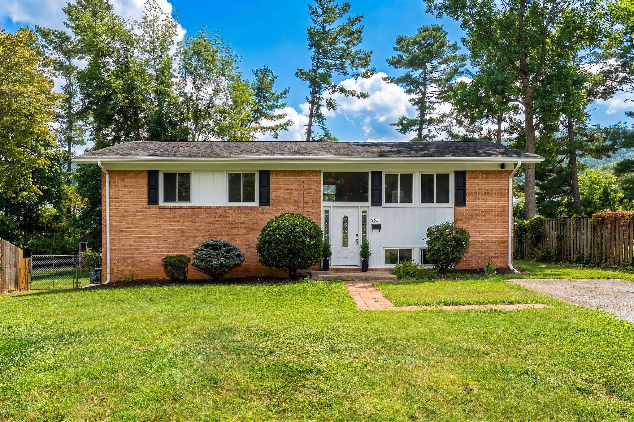 924 WASHINGTON AVE, WAYNESBORO, Virginia 22980, 4 Bedrooms Bedrooms, ,2 BathroomsBathrooms,Residential,924 WASHINGTON AVE,681931 MLS # 681931