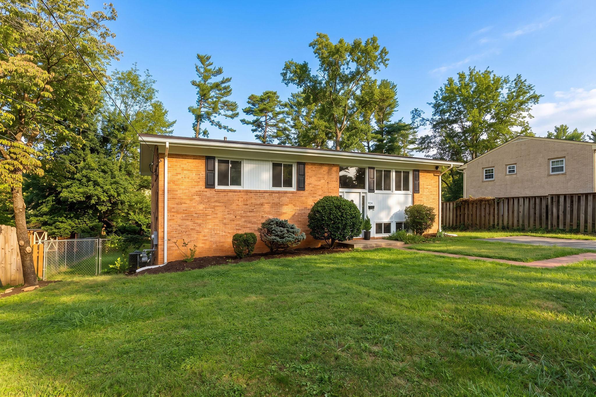 924 WASHINGTON AVE, WAYNESBORO, Virginia 22980, 4 Bedrooms Bedrooms, ,2 BathroomsBathrooms,Residential,924 WASHINGTON AVE,681931 MLS # 681931