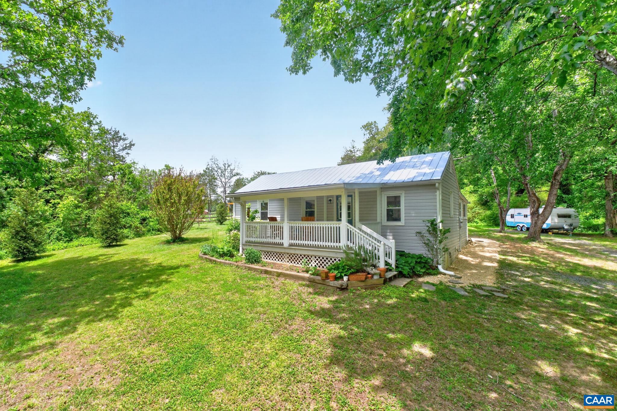 3867 Rolling Rd - Scottsville, VA 24590