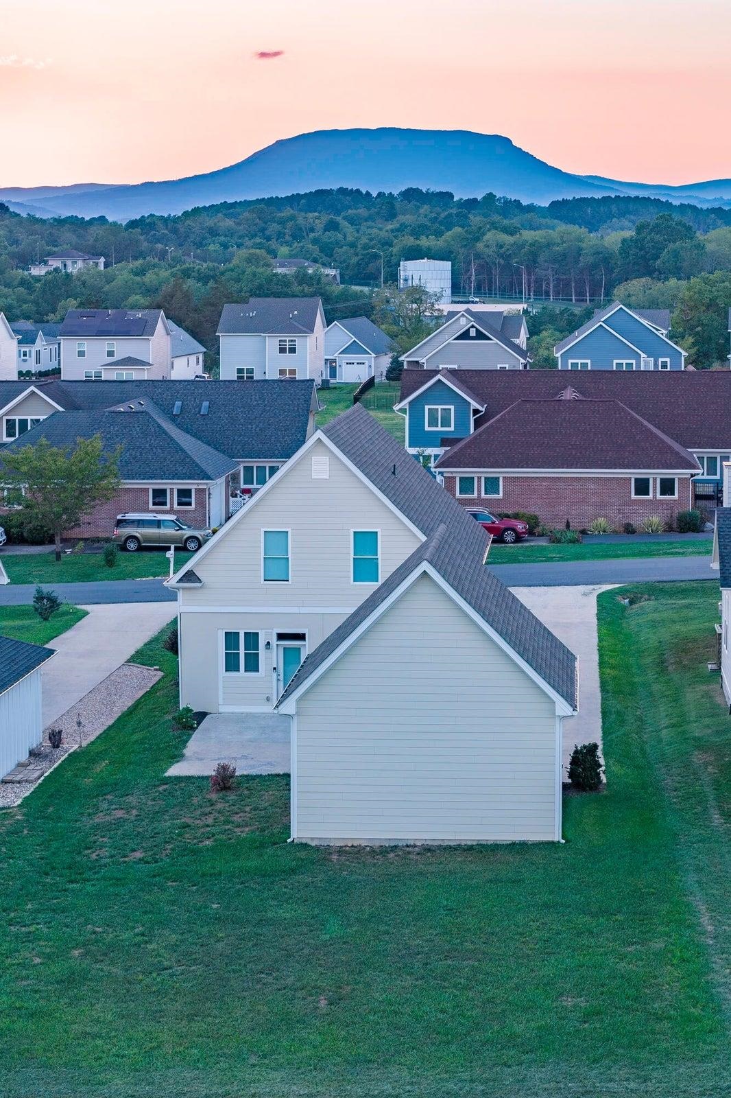 34 FLORENCE SARAH LN, LEXINGTON, Virginia 24450, 4 Bedrooms Bedrooms, ,4 BathroomsBathrooms,Residential,34 Florence Sarah Ln Lexington, VA 24450,34 FLORENCE SARAH LN,681952 MLS # 681952