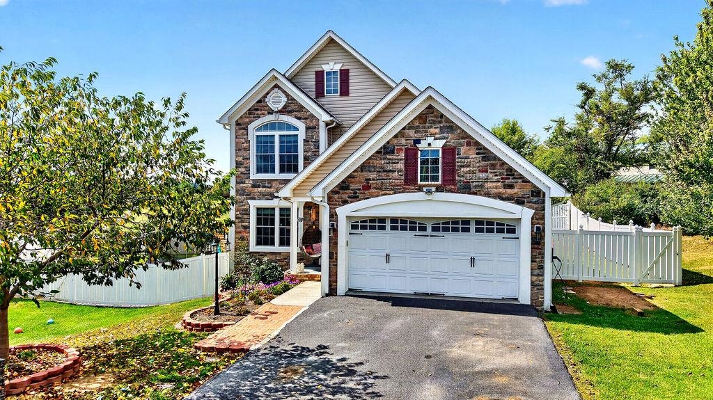33 FOXCREST RIDGE, STAUNTON, Virginia 24401, 4 Bedrooms Bedrooms, ,3 BathroomsBathrooms,Residential,33 FOXCREST RIDGE,681984 MLS # 681984