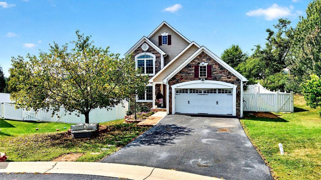33 FOXCREST RIDGE, STAUNTON, Virginia 24401, 4 Bedrooms Bedrooms, ,3 BathroomsBathrooms,Residential,33 FOXCREST RIDGE,681984 MLS # 681984
