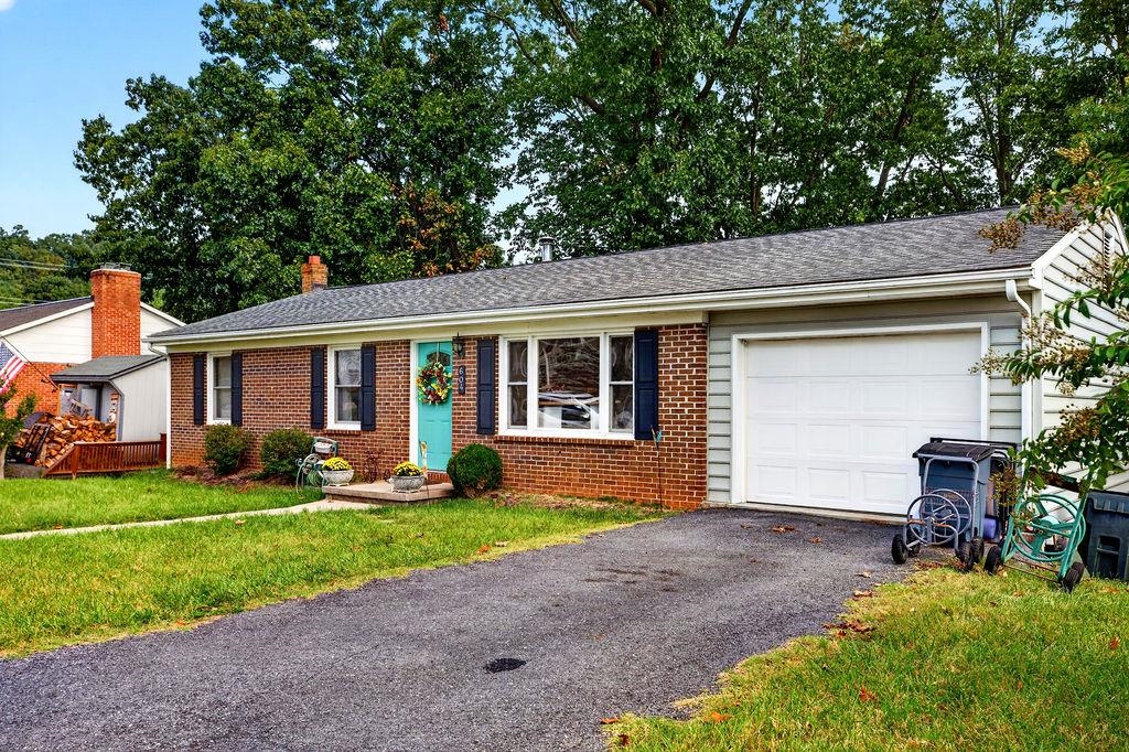 604 HILLTOP DR, STAUNTON, Virginia 24401, 3 Bedrooms Bedrooms, ,2 BathroomsBathrooms,Residential,604 HILLTOP DR,681986 MLS # 681986