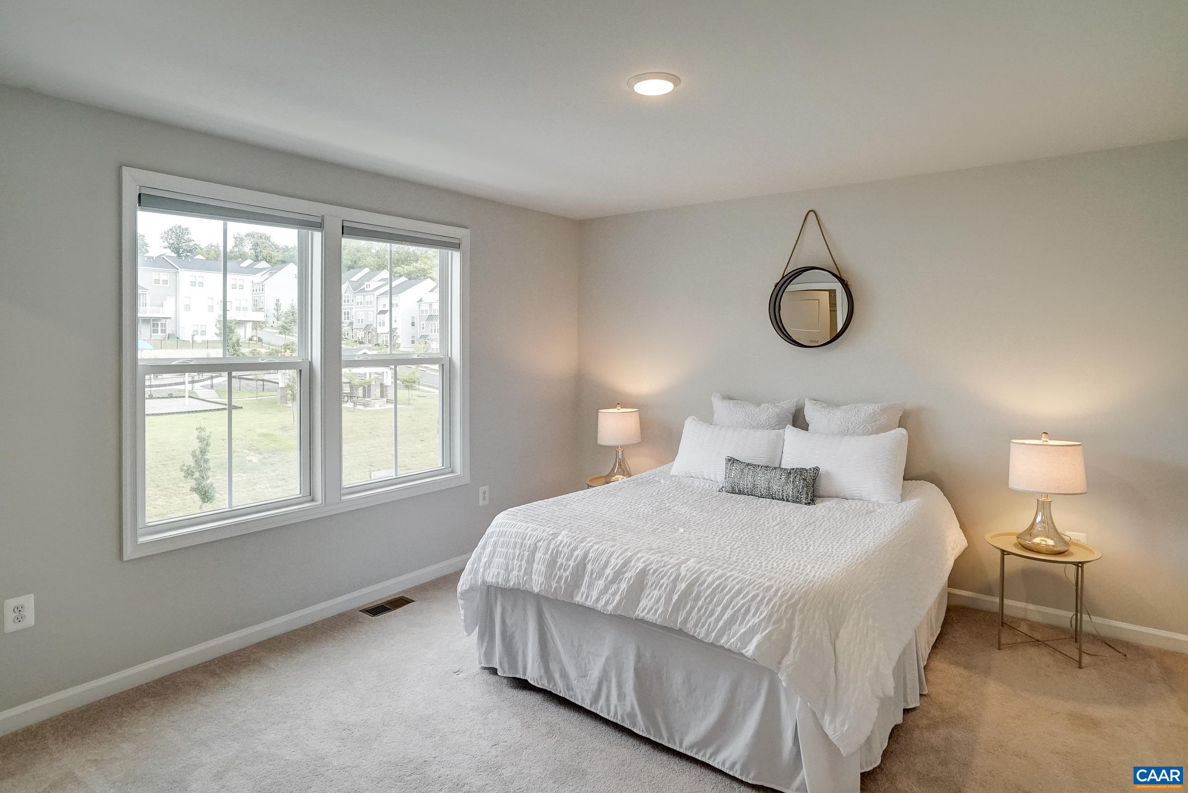 Primary suite feature like-new carpeting, walk in closet and ensuite bathroom.