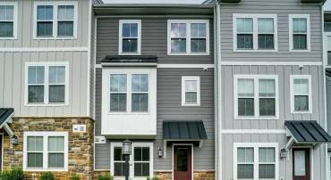 Like-new Stanley Martin townhome is move in ready!
