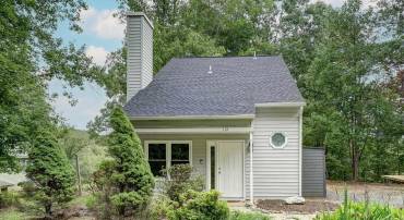 Charming three bedroom cottage with lakefront access!