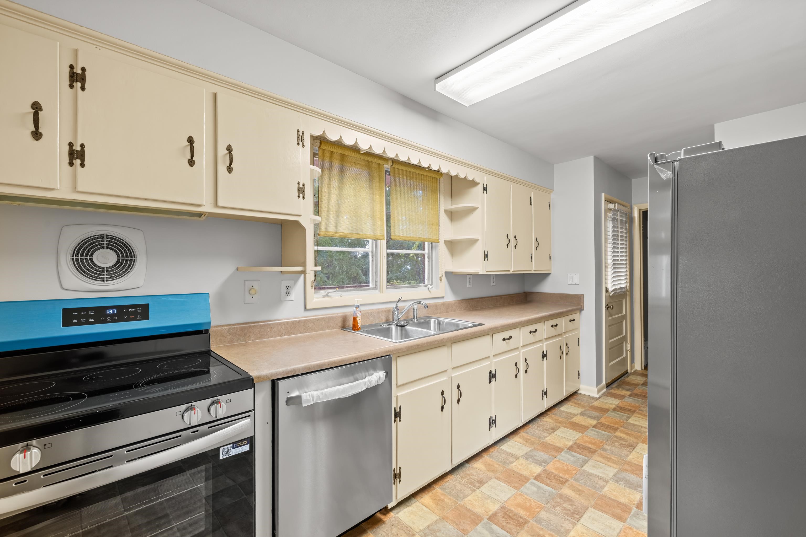 119 GREENWOOD RD, STAUNTON, Virginia 24401, 3 Bedrooms Bedrooms, ,1 BathroomBathrooms,Residential,119 GREENWOOD RD,682020 MLS # 682020