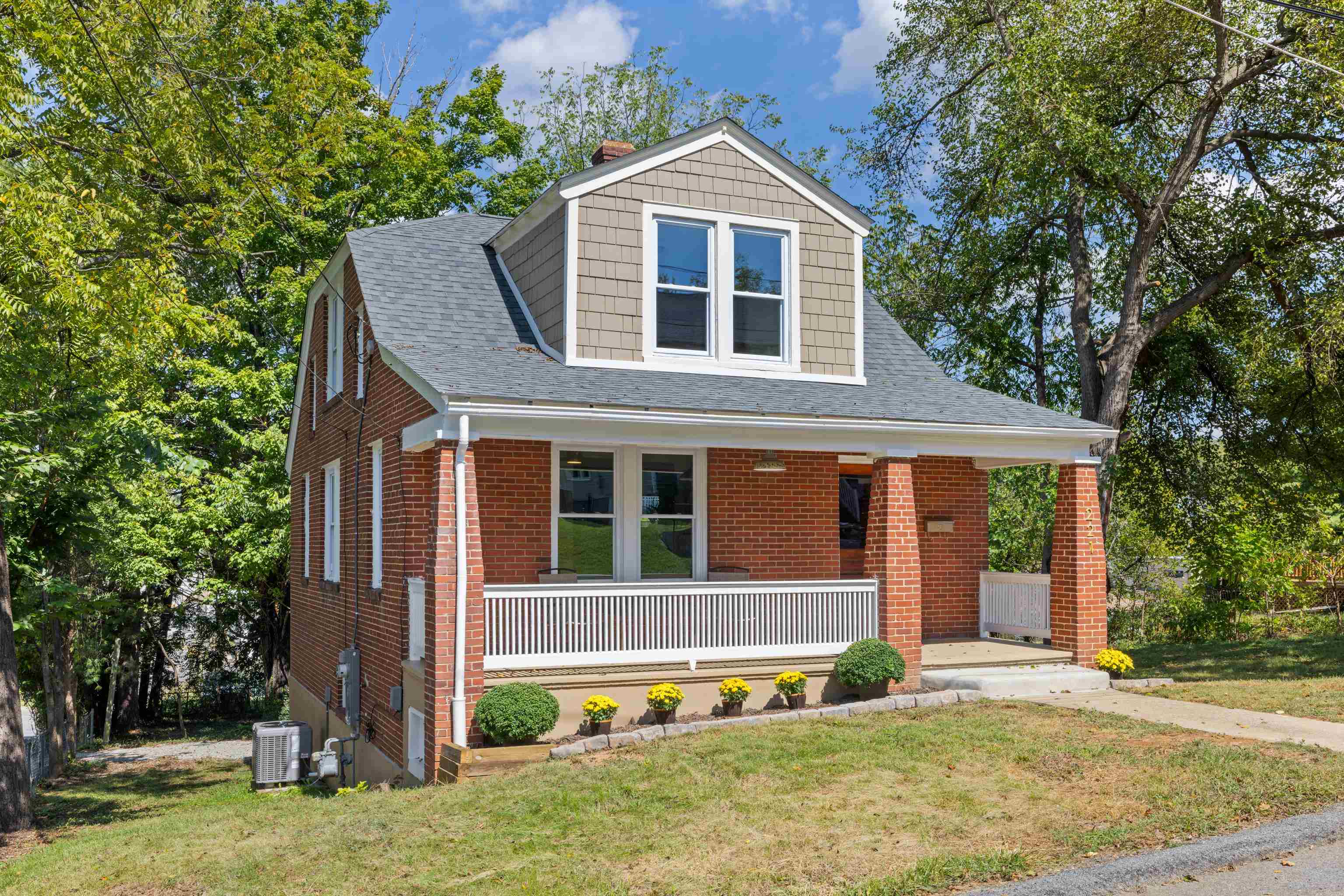 221 W PEABODY ST, STAUNTON, Virginia 24401, 3 Bedrooms Bedrooms, ,2 BathroomsBathrooms,Residential,221 W PEABODY ST,682027 MLS # 682027