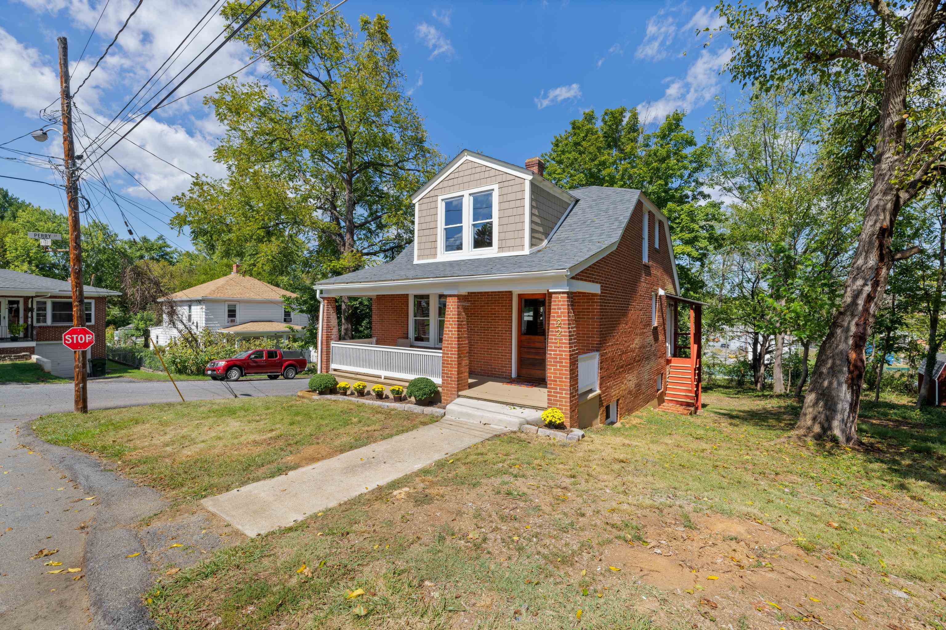 221 W PEABODY ST, STAUNTON, Virginia 24401, 3 Bedrooms Bedrooms, ,2 BathroomsBathrooms,Residential,221 W PEABODY ST,682027 MLS # 682027