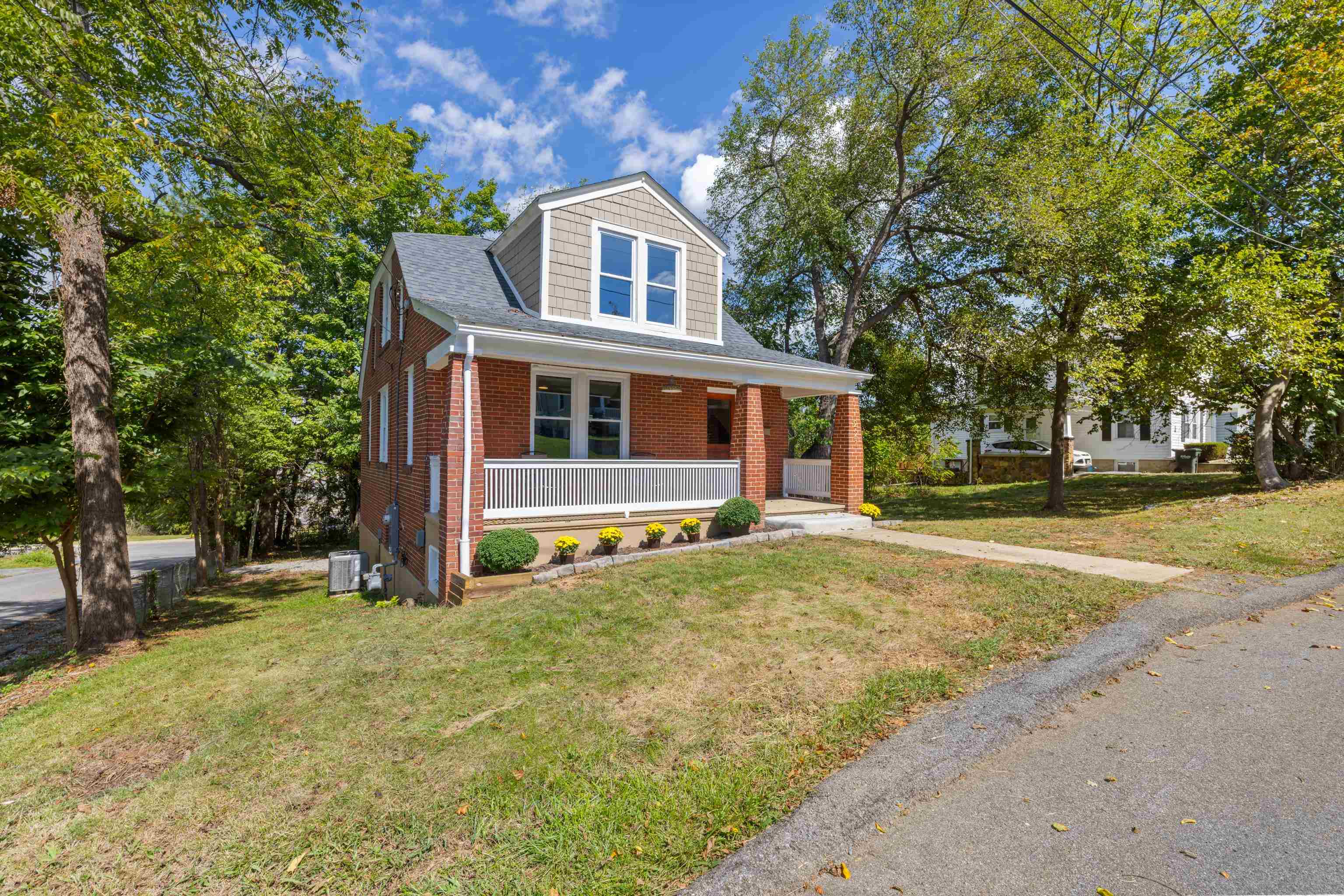 221 W PEABODY ST, STAUNTON, Virginia 24401, 3 Bedrooms Bedrooms, ,2 BathroomsBathrooms,Residential,221 W PEABODY ST,682027 MLS # 682027