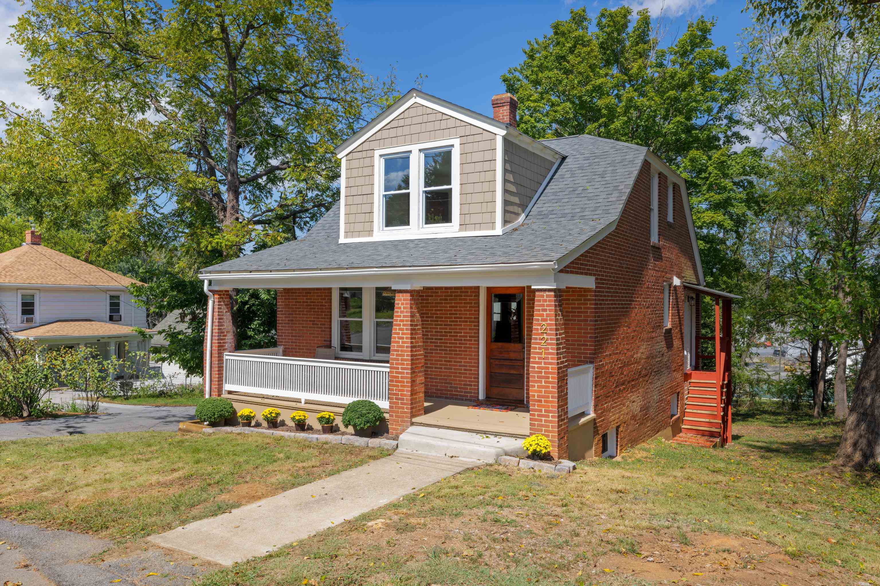 221 W PEABODY ST, STAUNTON, Virginia 24401, 3 Bedrooms Bedrooms, ,2 BathroomsBathrooms,Residential,221 W PEABODY ST,682027 MLS # 682027