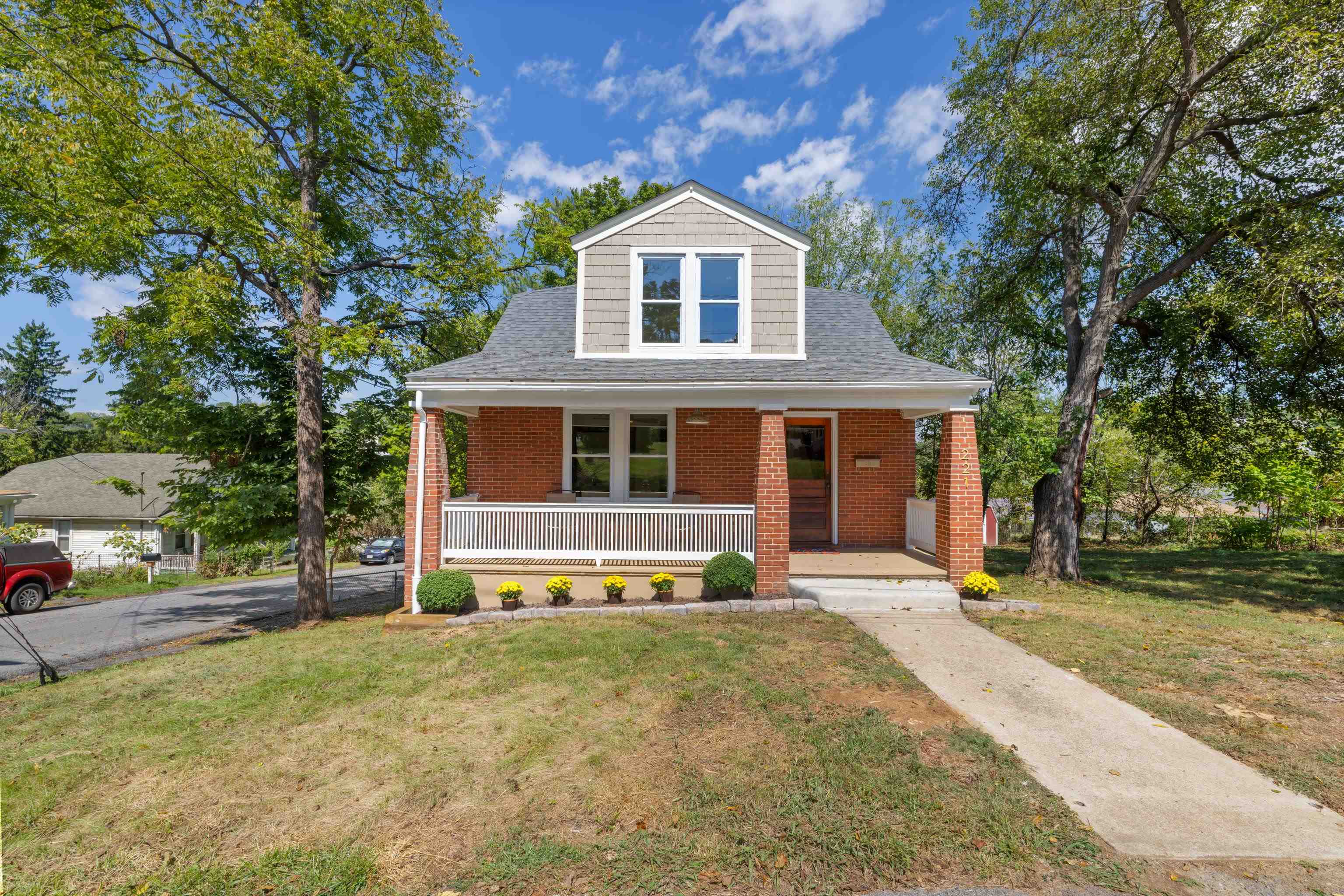 221 W PEABODY ST, STAUNTON, Virginia 24401, 3 Bedrooms Bedrooms, ,2 BathroomsBathrooms,Residential,221 W PEABODY ST,682027 MLS # 682027