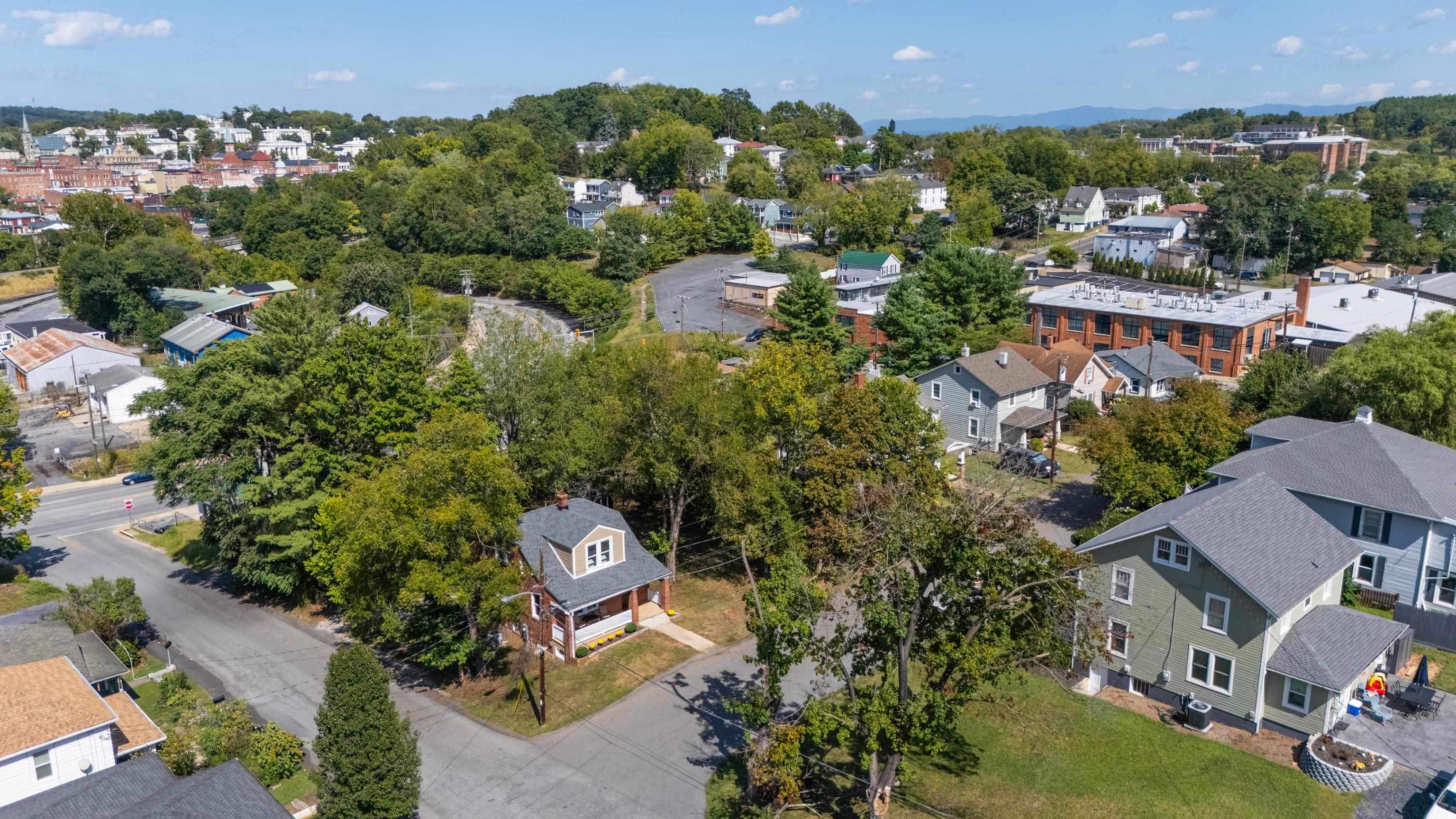 221 W PEABODY ST, STAUNTON, Virginia 24401, 3 Bedrooms Bedrooms, ,2 BathroomsBathrooms,Residential,221 W PEABODY ST,682027 MLS # 682027