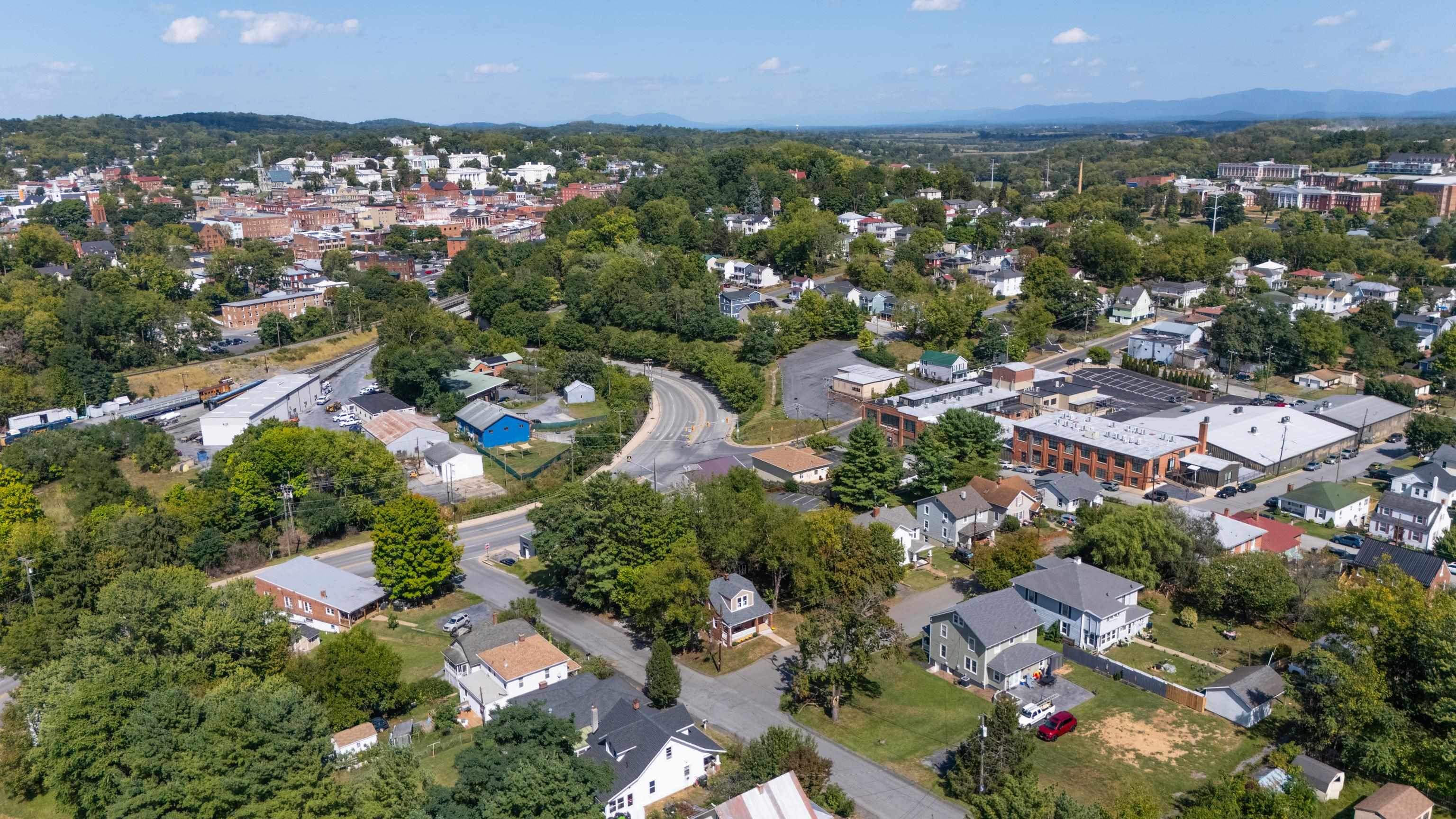 221 W PEABODY ST, STAUNTON, Virginia 24401, 3 Bedrooms Bedrooms, ,2 BathroomsBathrooms,Residential,221 W PEABODY ST,682027 MLS # 682027