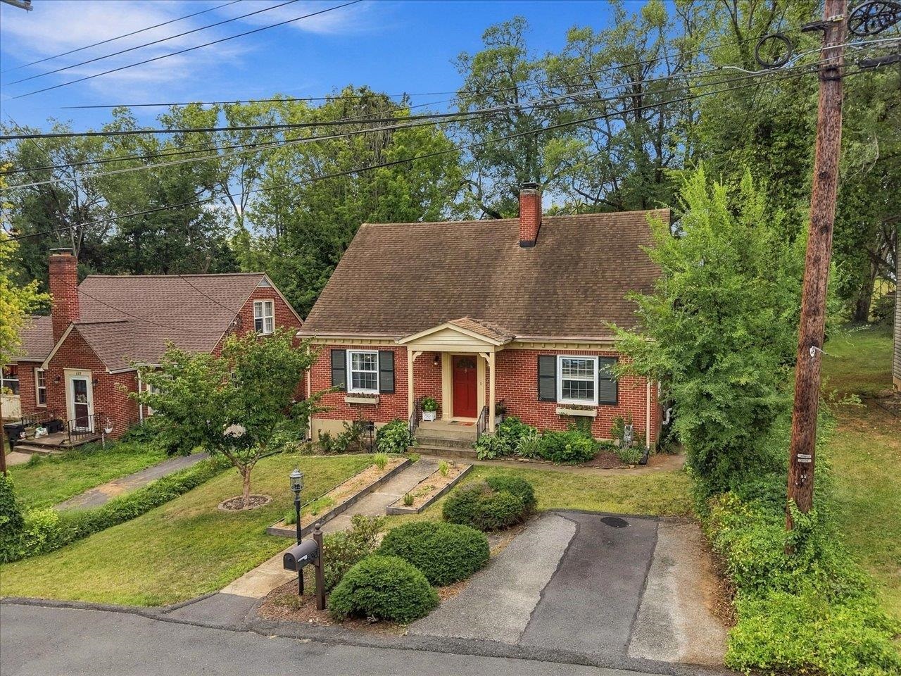 630 PARKVIEW AVE, STAUNTON, Virginia 24401, 3 Bedrooms Bedrooms, ,2 BathroomsBathrooms,Residential,630 PARKVIEW AVE,682031 MLS # 682031 630 PARKVIEW AVE, STAUNTON, Virginia 24401, 3 Bedrooms Bedrooms, ,2 BathroomsBathrooms,Residential,630 PARKVIEW AVE,682031 MLS # 682031