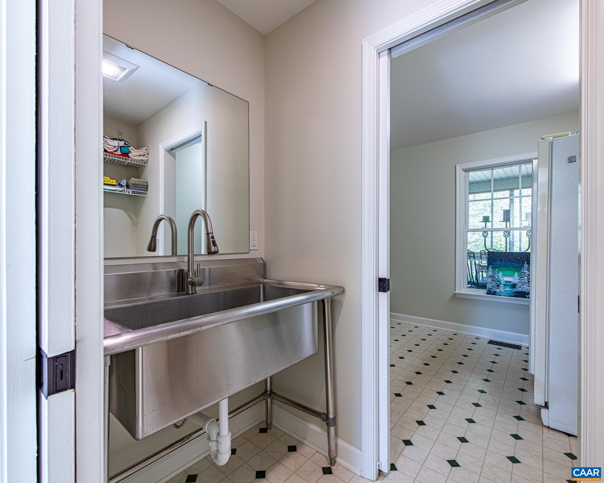 area. This stainless tub is wonderful! area. This stainless tub is wonderful!