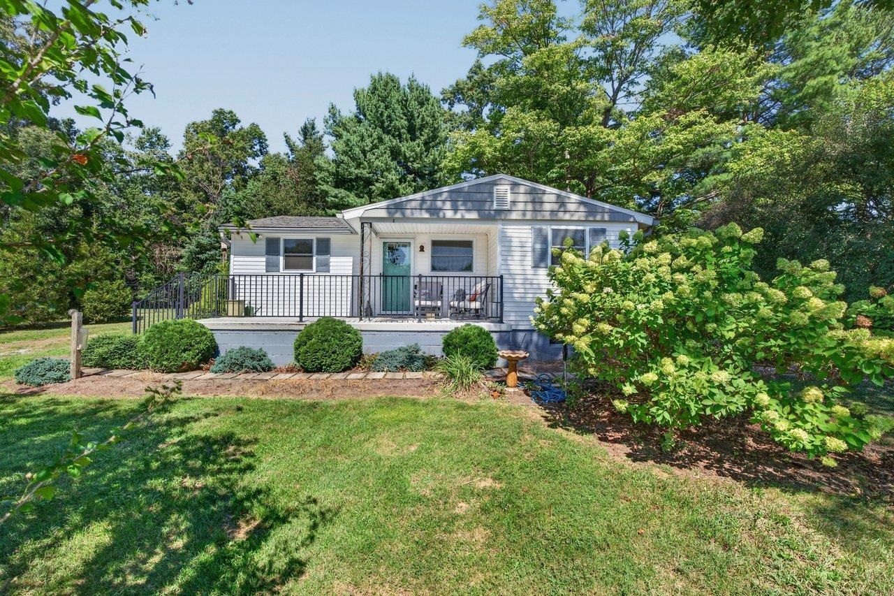 366 HERMITAGE RD, STAUNTON, Virginia 24401, 2 Bedrooms Bedrooms, ,1 BathroomBathrooms,Residential,366 HERMITAGE RD,682058 MLS # 682058 366 HERMITAGE RD, STAUNTON, Virginia 24401, 2 Bedrooms Bedrooms, ,1 BathroomBathrooms,Residential,366 HERMITAGE RD,682058 MLS # 682058