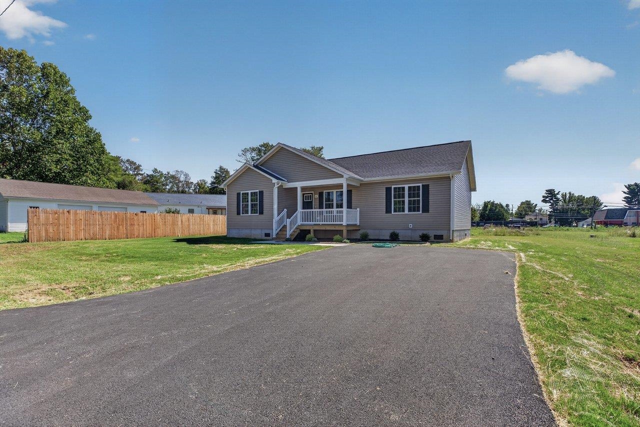 101 8TH ST, GROTTOES, Virginia 24441, 3 Bedrooms Bedrooms, ,2 BathroomsBathrooms,Residential,101 8TH ST,682101 MLS # 682101