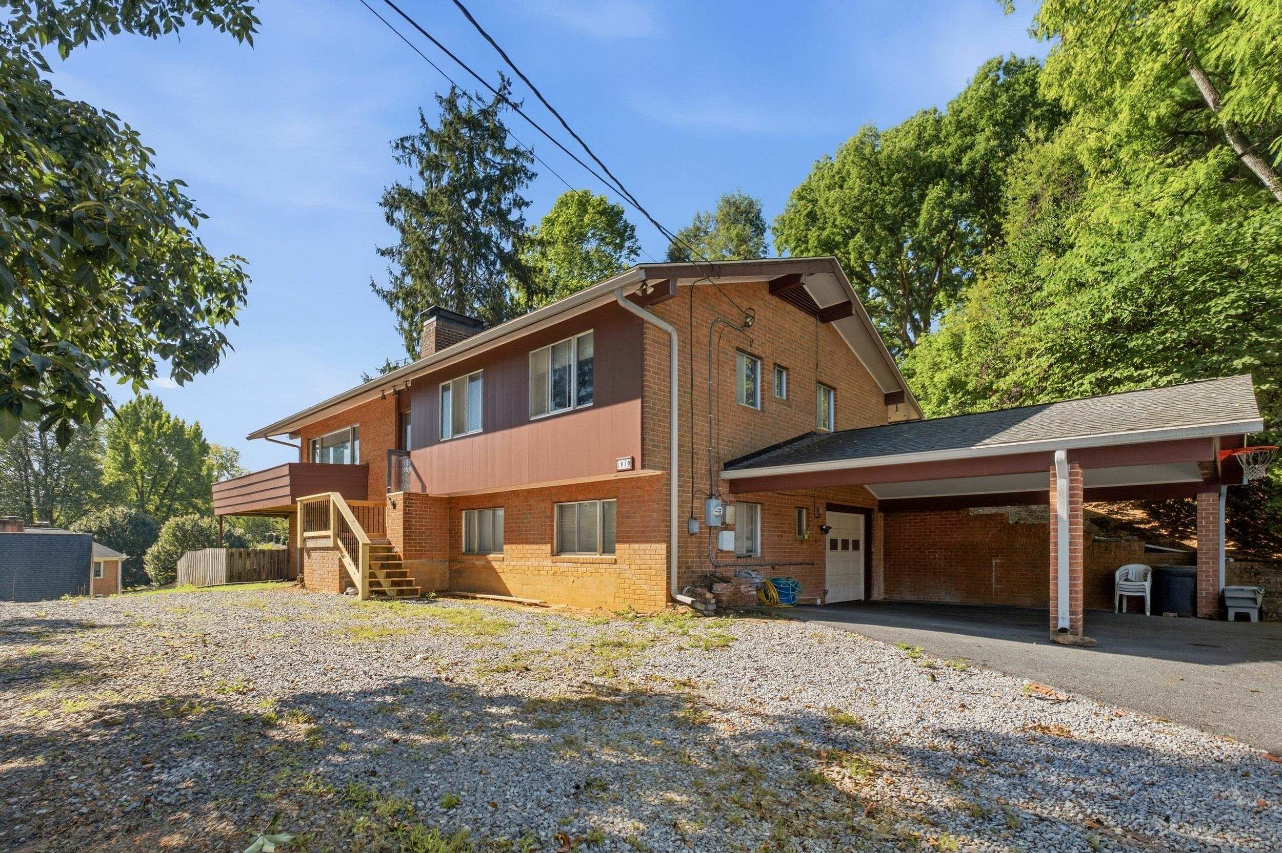 1010 GLENWOOD BLVD, WAYNESBORO, Virginia 22980, 5 Bedrooms Bedrooms, ,3 BathroomsBathrooms,Residential,1010 GLENWOOD BLVD,682069 MLS # 682069 1010 GLENWOOD BLVD, WAYNESBORO, Virginia 22980, 5 Bedrooms Bedrooms, ,3 BathroomsBathrooms,Residential,1010 GLENWOOD BLVD,682069 MLS # 682069