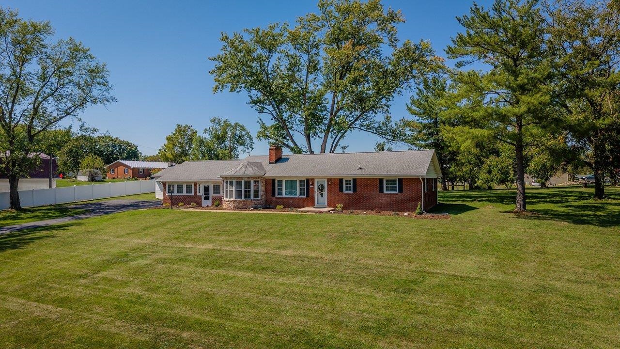 Convenient location close to shopping, dining, and everyday amenities. Convenient location close to shopping, dining, and everyday amenities.