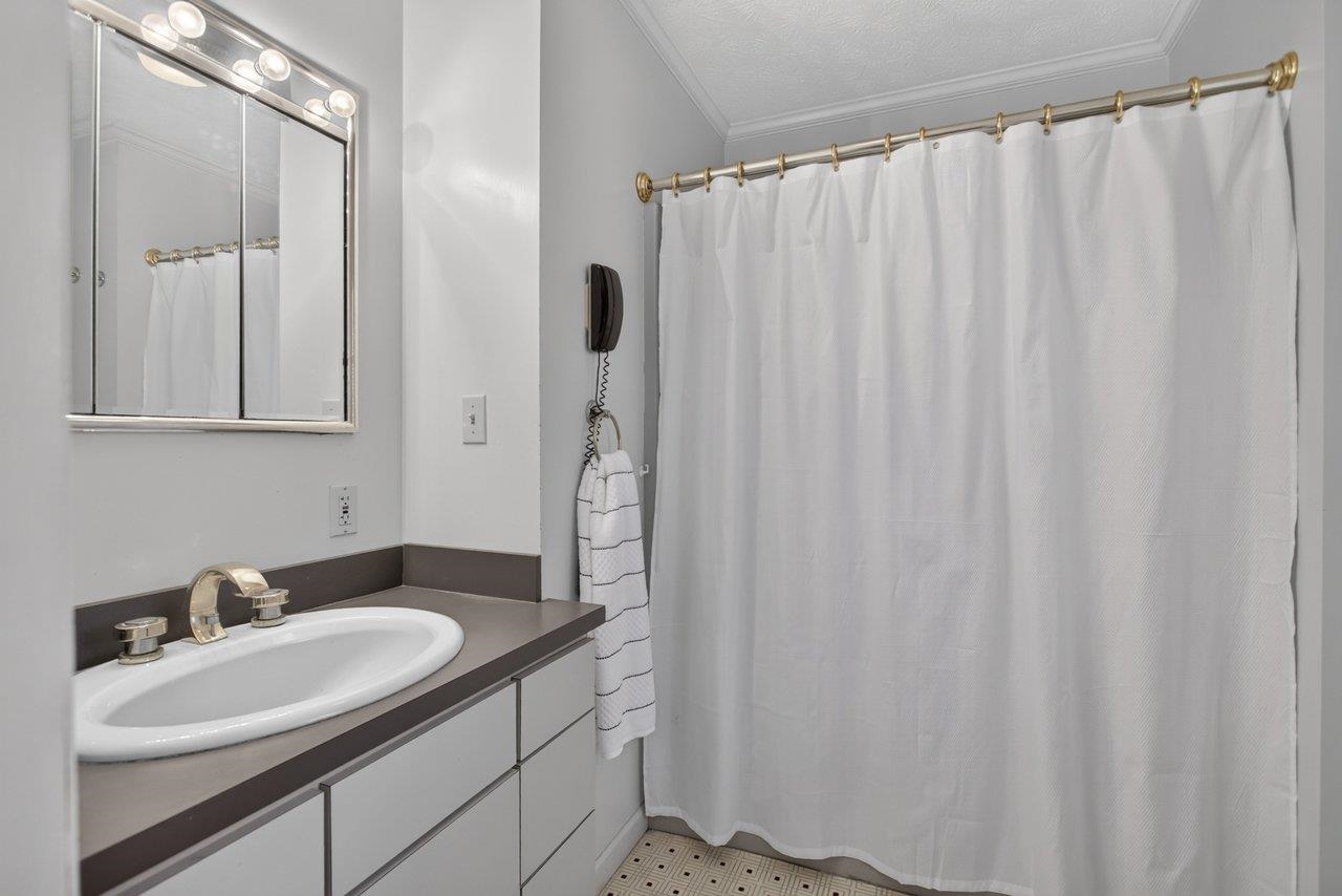 Spacious second bath with tub/shower, conveniently located off Bedroom 3. Spacious second bath with tub/shower, conveniently located off Bedroom 3.