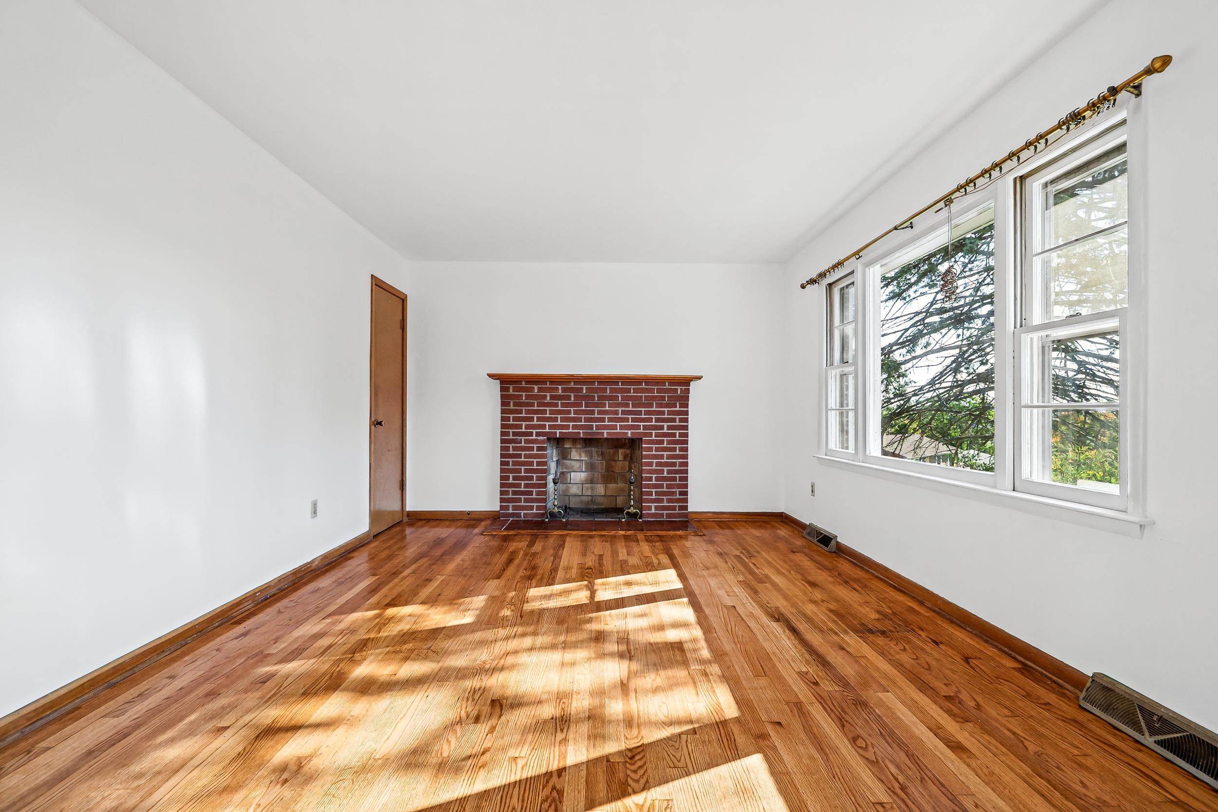 316 MONUMENT DR, STAUNTON, Virginia 24441, 3 Bedrooms Bedrooms, ,1 BathroomBathrooms,Residential,316 Monument Drive, Staunton, Va 24441,316 MONUMENT DR,682196 MLS # 682196 316 MONUMENT DR, STAUNTON, Virginia 24441, 3 Bedrooms Bedrooms, ,1 BathroomBathrooms,Residential,316 Monument Drive, Staunton, Va 24441,316 MONUMENT DR,682196 MLS # 682196