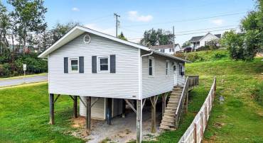 848 FAIRFAX AVE, WAYNESBORO, Virginia 22980, 3 Bedrooms Bedrooms, ,1 BathroomBathrooms,Residential,848 FAIRFAX AVE,682232 MLS # 682232