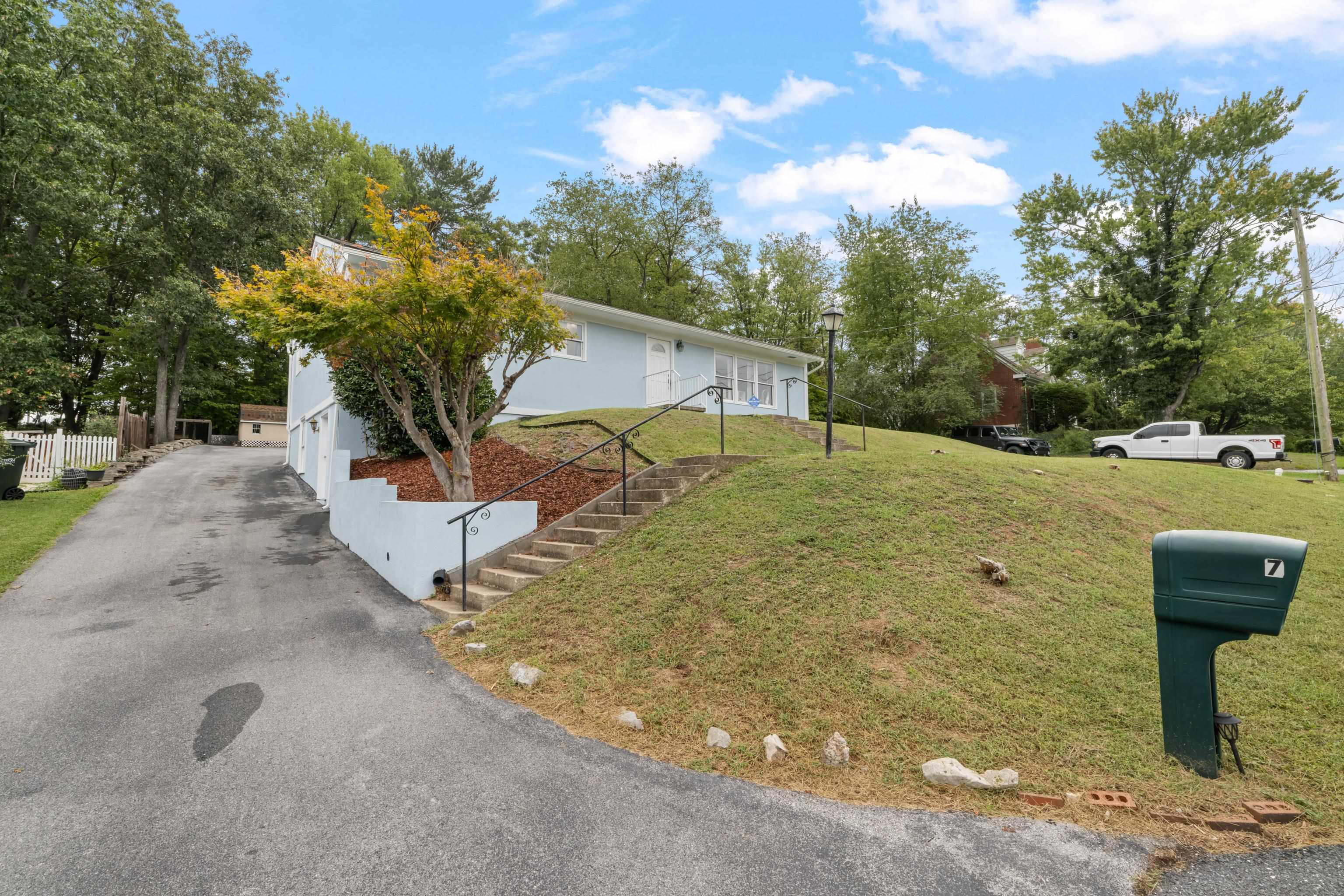 7 BELMONT DR, STAUNTON, Virginia 24401, 4 Bedrooms Bedrooms, ,2 BathroomsBathrooms,Residential,7 BELMONT DR,682306 MLS # 682306 7 BELMONT DR, STAUNTON, Virginia 24401, 4 Bedrooms Bedrooms, ,2 BathroomsBathrooms,Residential,7 BELMONT DR,682306 MLS # 682306
