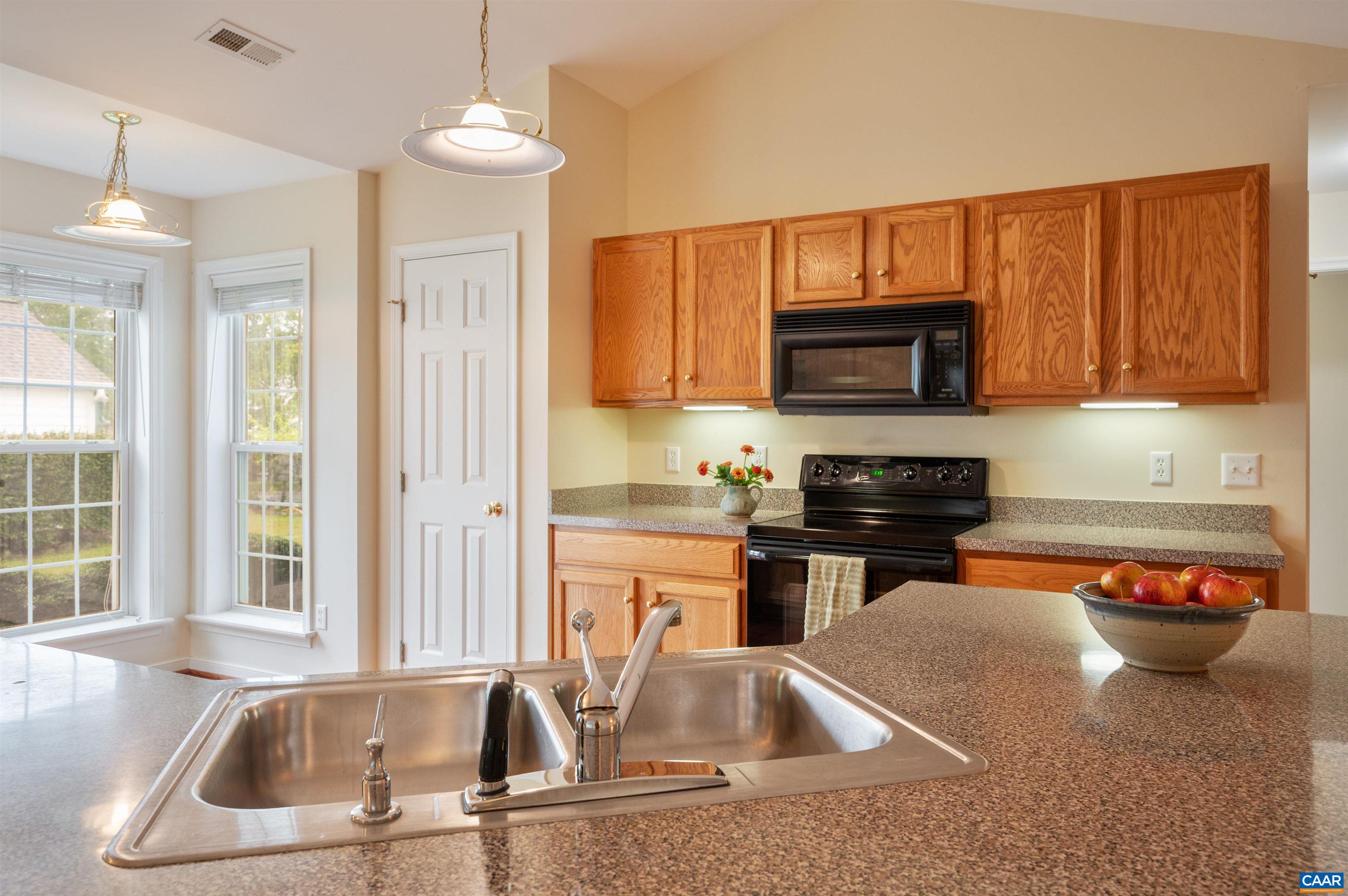 Entertaining is fun with the breakfast bar. Entertaining is fun with the breakfast bar.