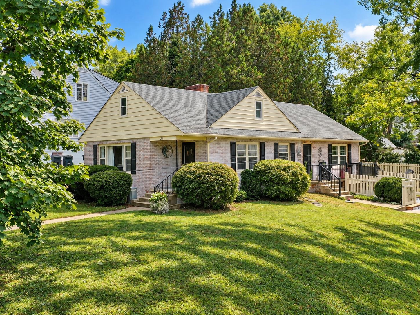 201 FRASER LN, STAUNTON, Virginia 24401, 4 Bedrooms Bedrooms, ,2 BathroomsBathrooms,Residential,201 FRASER LN,682344 MLS # 682344 201 FRASER LN, STAUNTON, Virginia 24401, 4 Bedrooms Bedrooms, ,2 BathroomsBathrooms,Residential,201 FRASER LN,682344 MLS # 682344