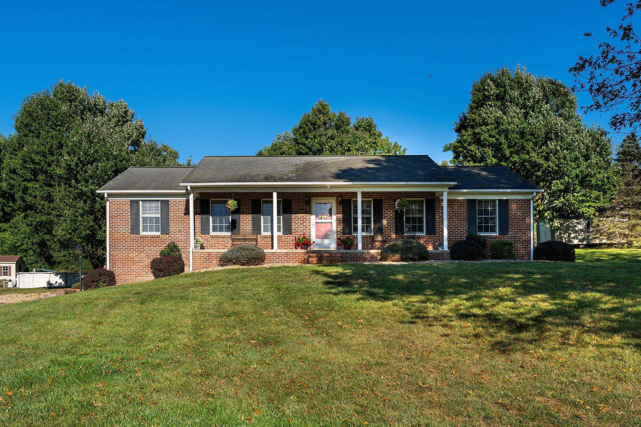 5403 LEE JACKSON HWY, GREENVILLE, Virginia 24440, 3 Bedrooms Bedrooms, ,2 BathroomsBathrooms,Residential,5403 LEE JACKSON HWY,682402 MLS # 682402 5403 LEE JACKSON HWY, GREENVILLE, Virginia 24440, 3 Bedrooms Bedrooms, ,2 BathroomsBathrooms,Residential,5403 LEE JACKSON HWY,682402 MLS # 682402