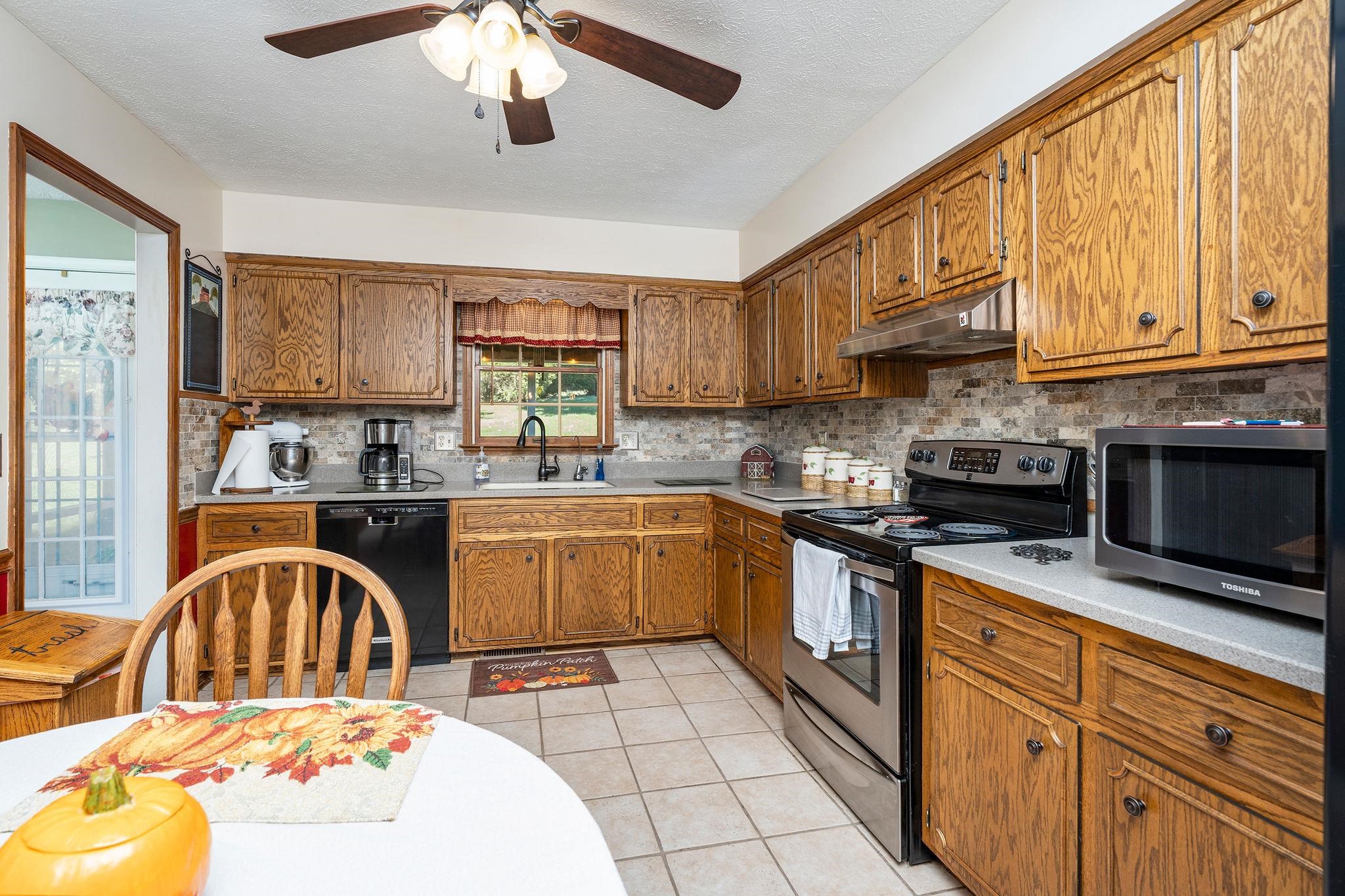 5403 LEE JACKSON HWY, GREENVILLE, Virginia 24440, 3 Bedrooms Bedrooms, ,2 BathroomsBathrooms,Residential,5403 LEE JACKSON HWY,682402 MLS # 682402 5403 LEE JACKSON HWY, GREENVILLE, Virginia 24440, 3 Bedrooms Bedrooms, ,2 BathroomsBathrooms,Residential,5403 LEE JACKSON HWY,682402 MLS # 682402