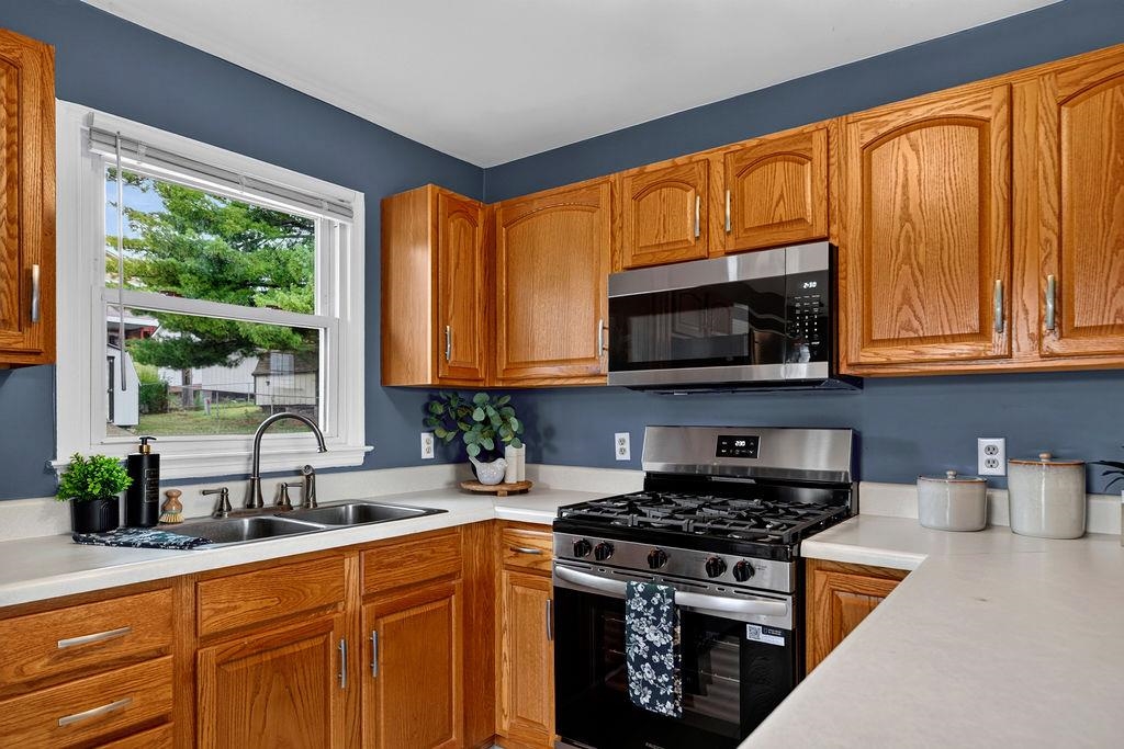 114 MILL STONE DR, VERONA, Virginia 24482, 4 Bedrooms Bedrooms, ,3 BathroomsBathrooms,Residential,114 MILL STONE DR,681390 MLS # 681390 114 MILL STONE DR, VERONA, Virginia 24482, 4 Bedrooms Bedrooms, ,3 BathroomsBathrooms,Residential,114 MILL STONE DR,681390 MLS # 681390