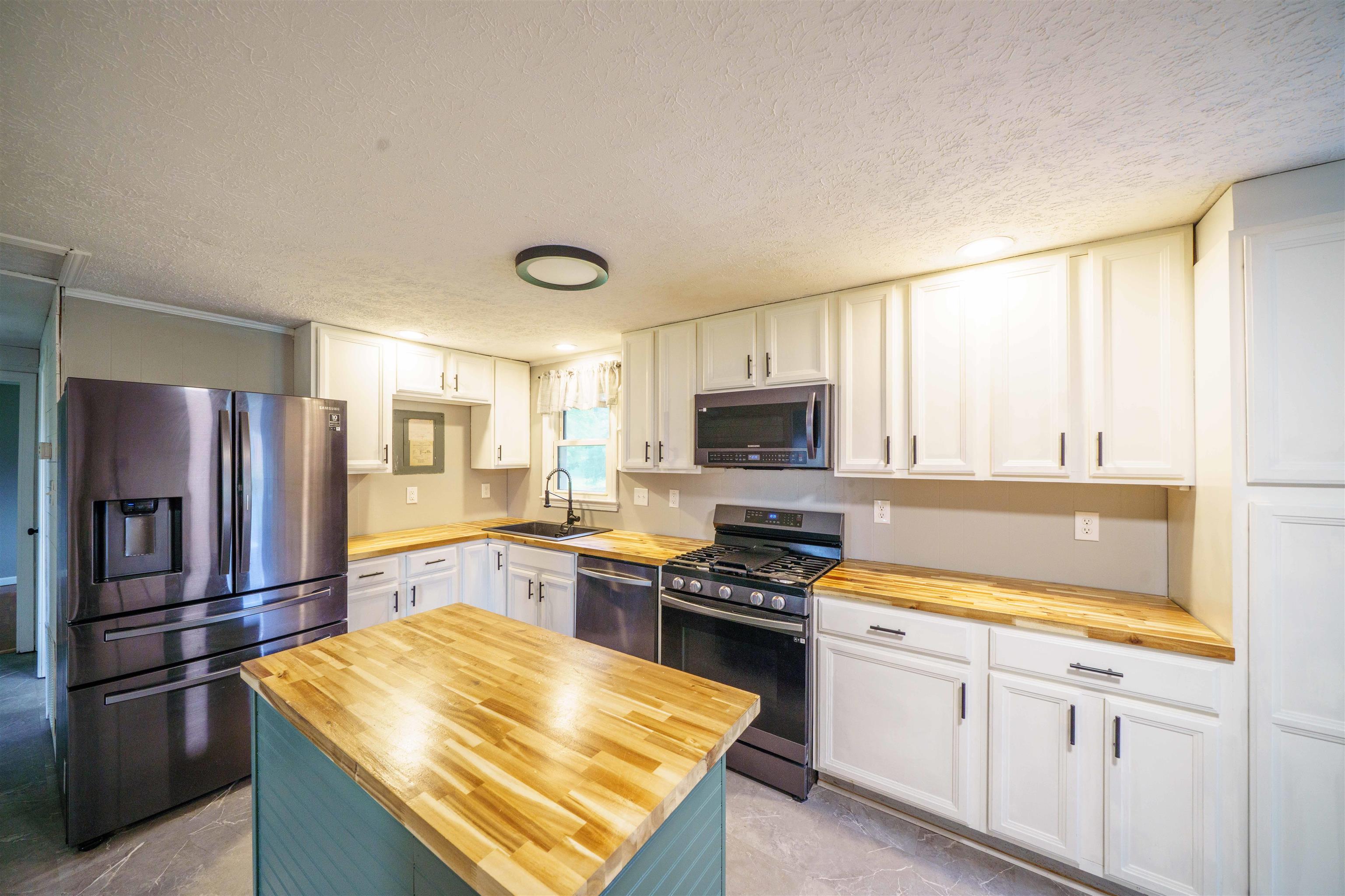 15176 NEW MARKET RD, TIMBERVILLE, Virginia 22853, 4 Bedrooms Bedrooms, ,2 BathroomsBathrooms,Residential,15176 NEW MARKET RD,682481 MLS # 682481